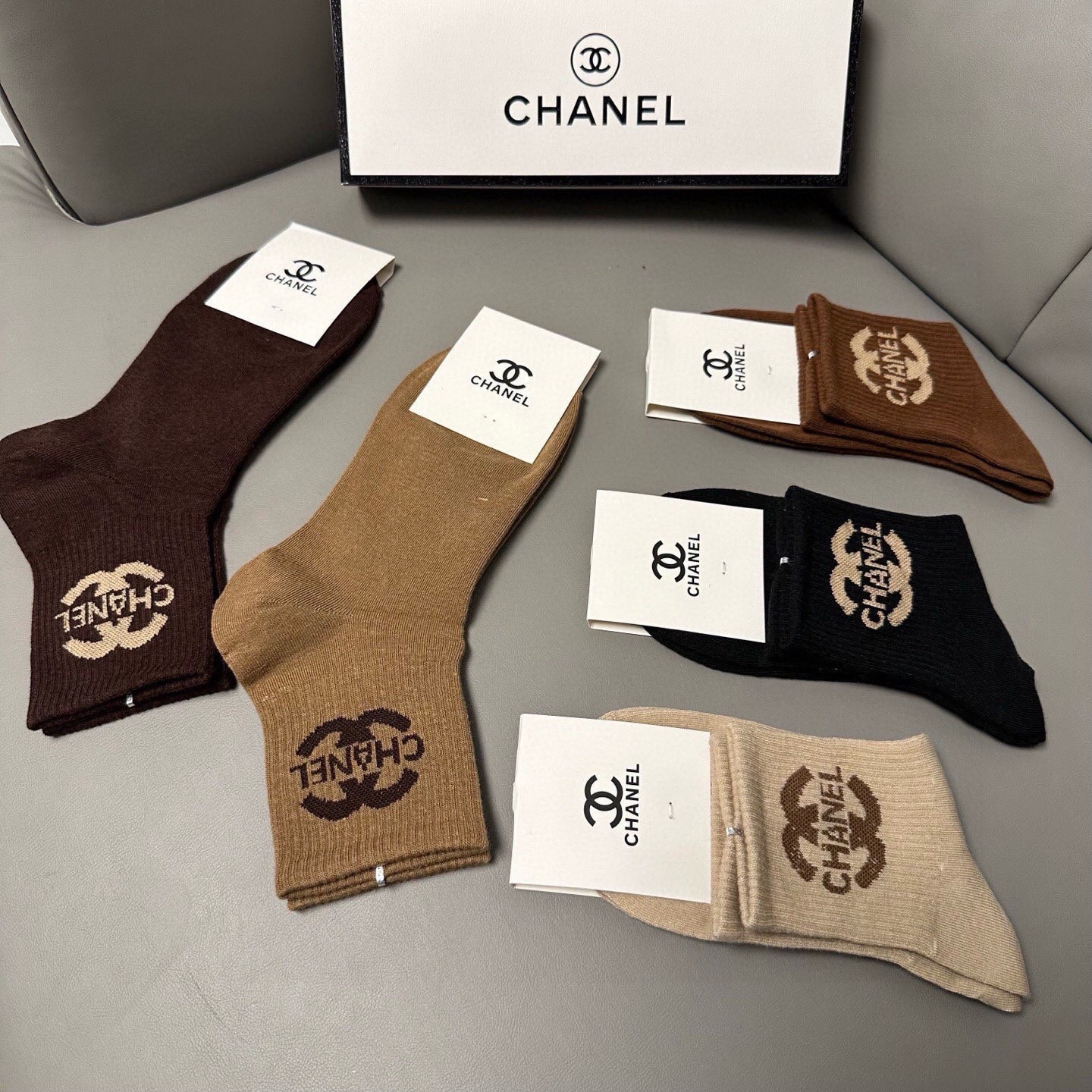 🆕CHANEL · 香奈儿❗️香奶奶家新品女款袜子❗️【一盒五双】纯棉材质，柔软舒适透气，经典双C标识，