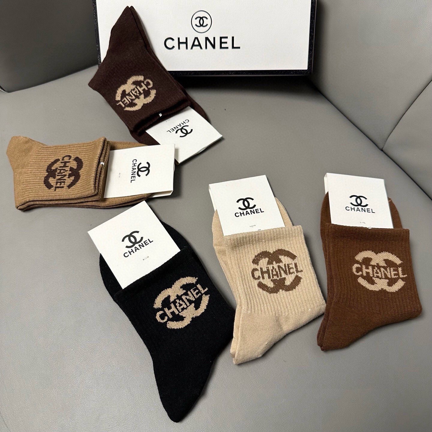 🆕CHANEL · 香奈儿❗️香奶奶家新品女款袜子❗️【一盒五双】纯棉材质，柔软舒适透气，经典双C标识，