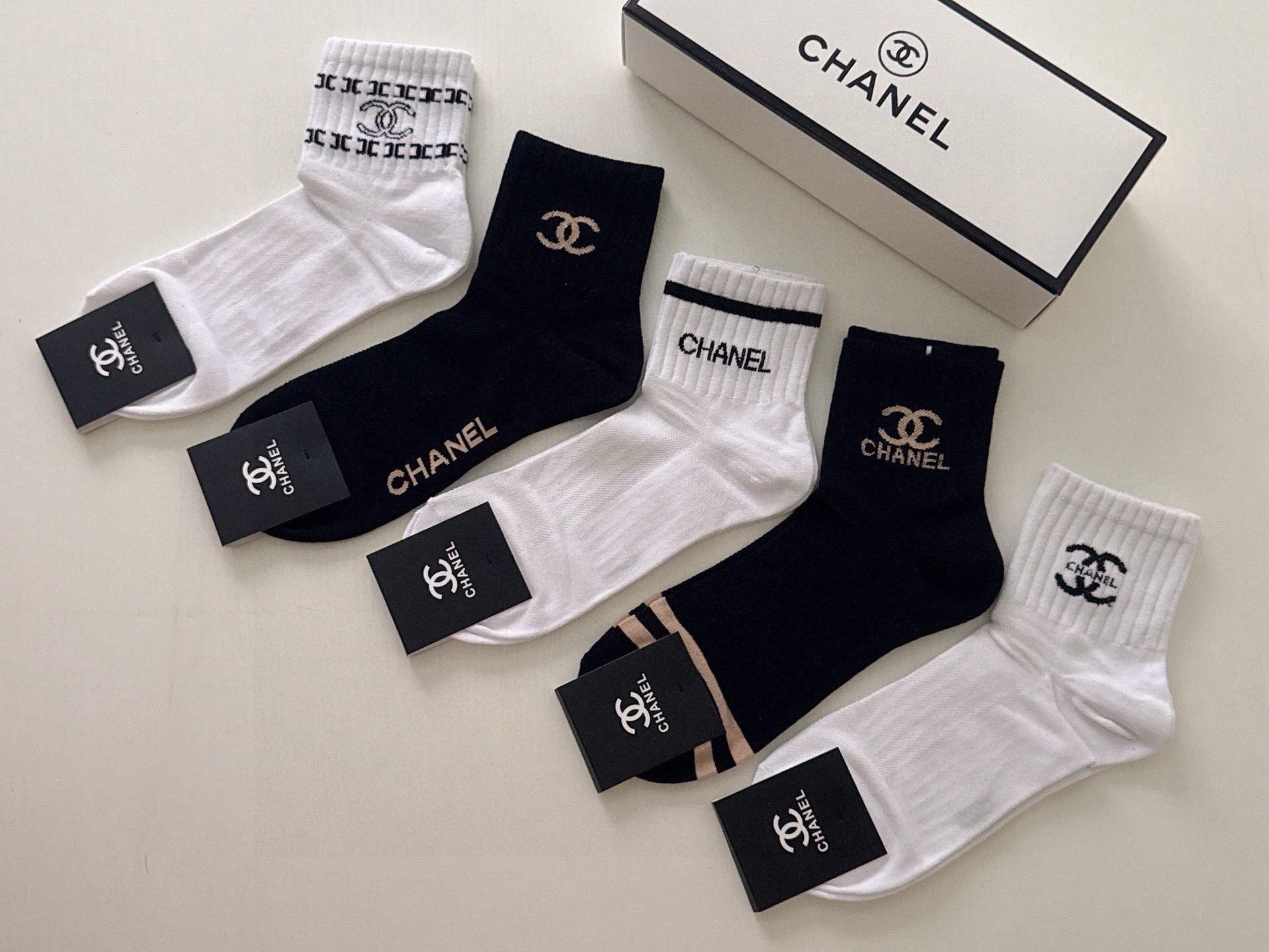 🆕CHANEL · 香奈儿❗️香奶奶家新品女款袜子❗️【一盒五双】纯棉材质，柔软舒适透气，提花经典品牌全
