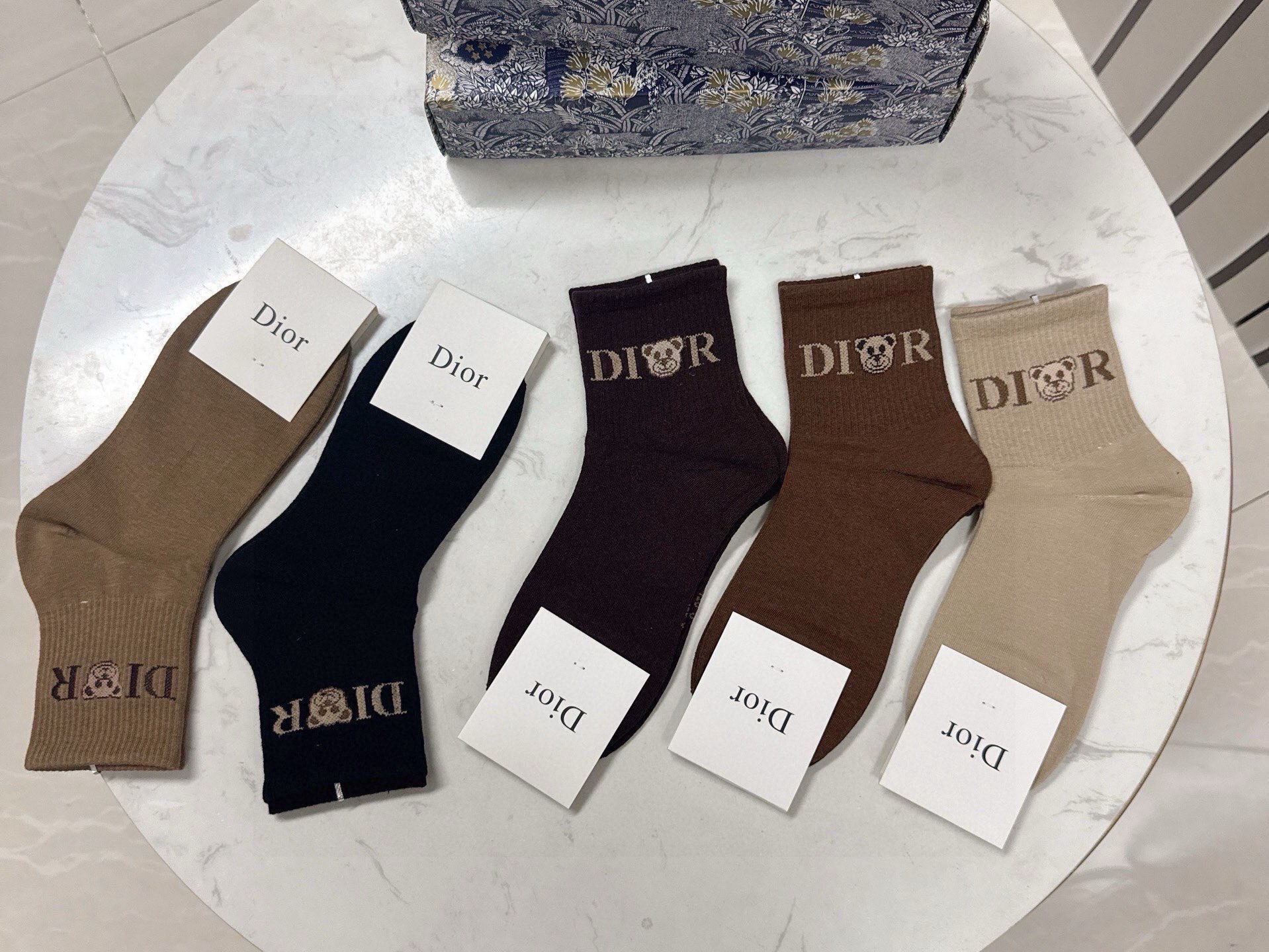 🆕Dior · 迪奥❗️D家新品中筒袜子❗️【一盒五双】纯棉材质，上脚柔软舒适，经典的D家字母logo，