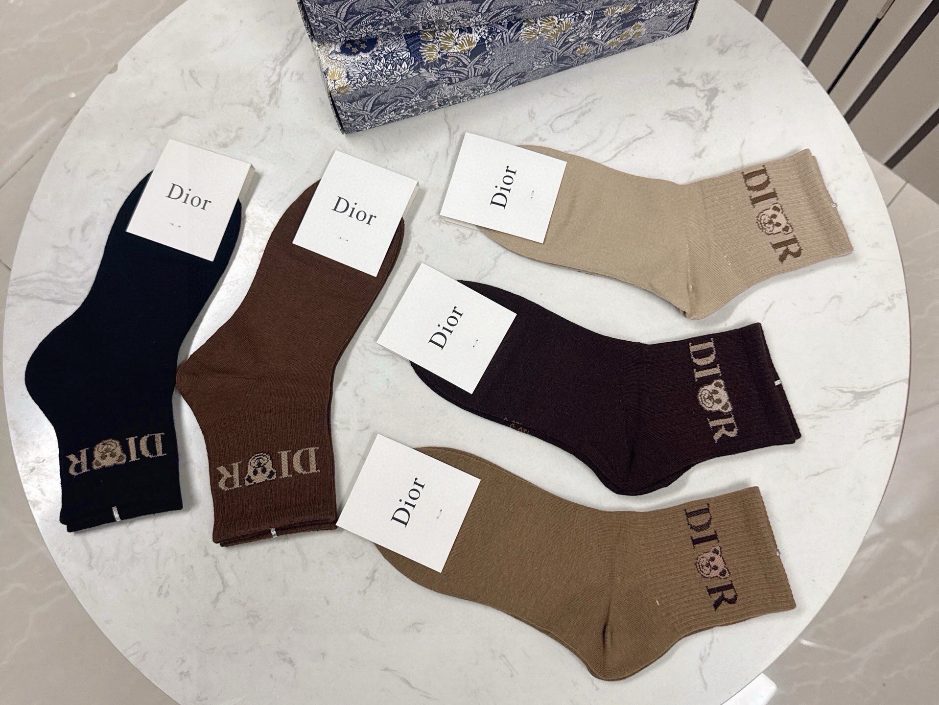 🆕Dior · 迪奥❗️D家新品中筒袜子❗️【一盒五双】纯棉材质，上脚柔软舒适，经典的D家字母logo，