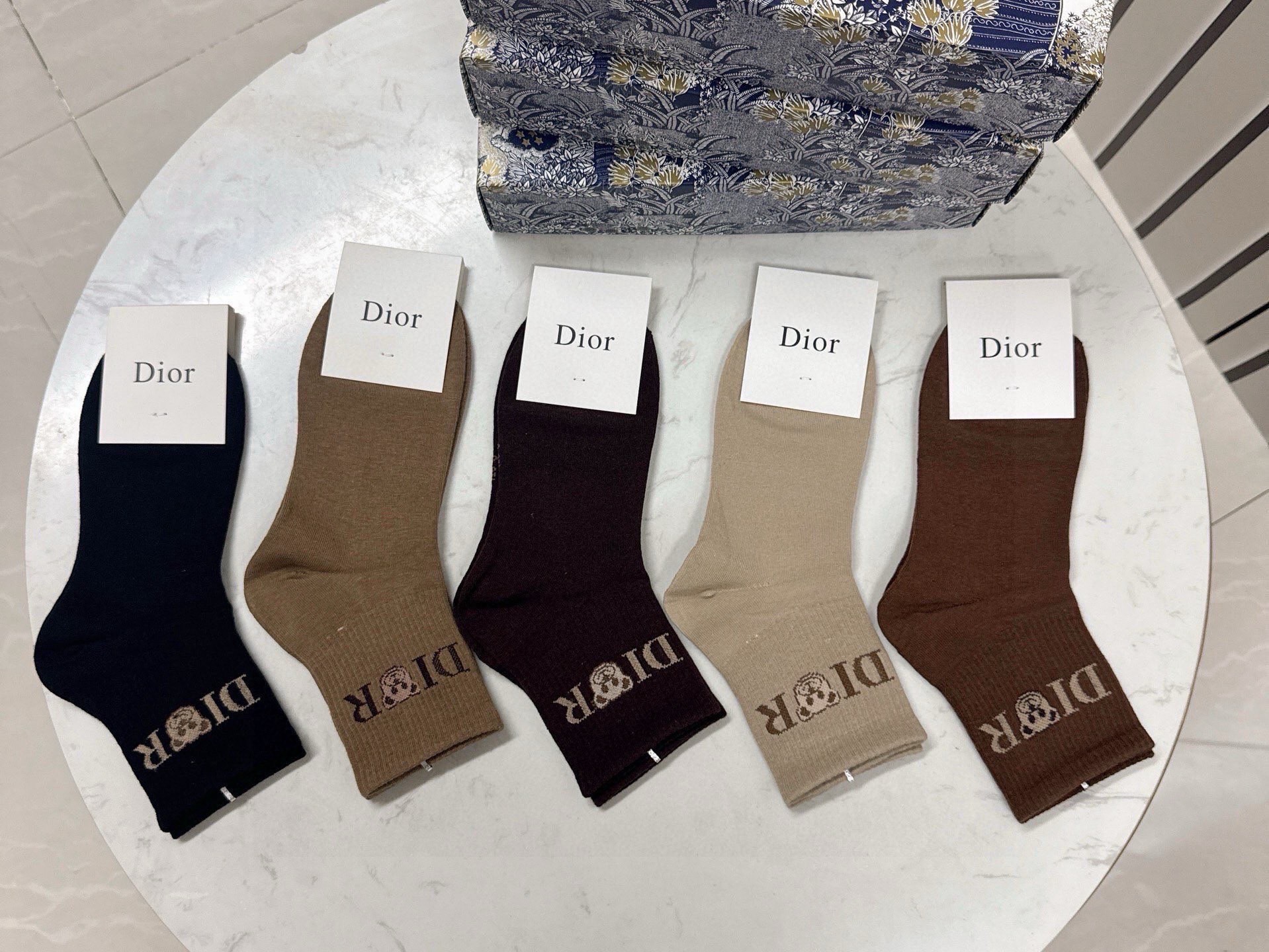 🆕Dior · 迪奥❗️D家新品中筒袜子❗️【一盒五双】纯棉材质，上脚柔软舒适，经典的D家字母logo，