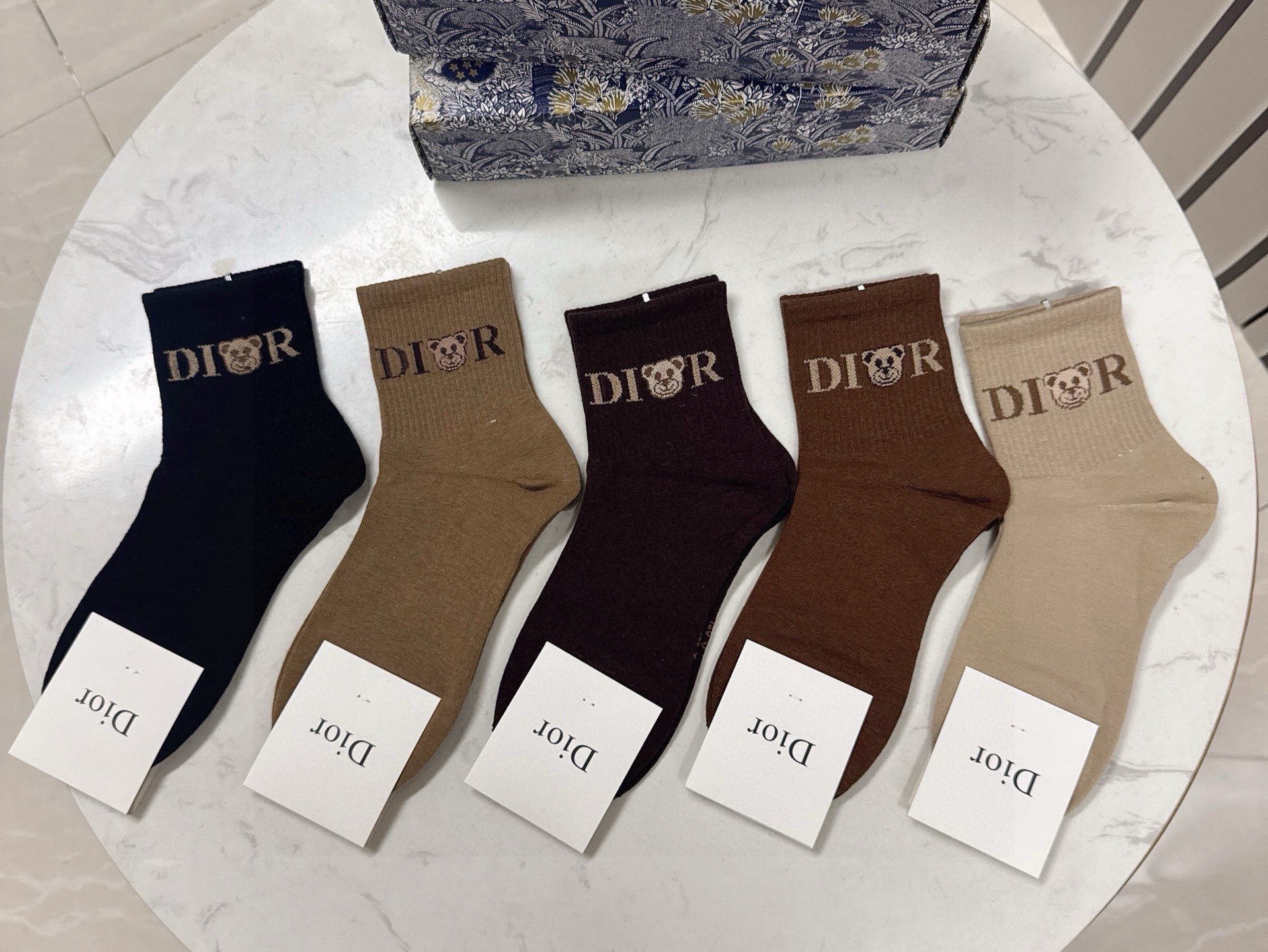 🆕Dior · 迪奥❗️D家新品中筒袜子❗️【一盒五双】纯棉材质，上脚柔软舒适，经典的D家字母logo，
