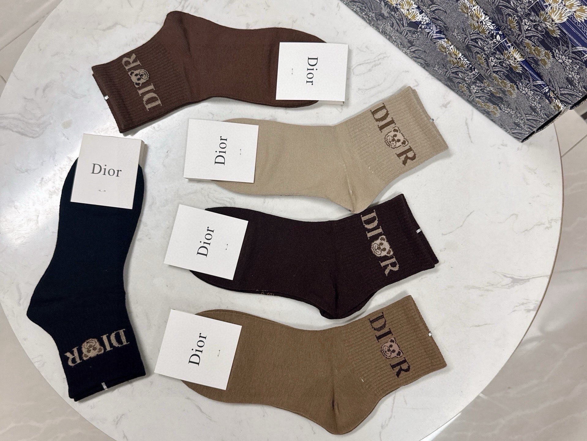 🆕Dior · 迪奥❗️D家新品中筒袜子❗️【一盒五双】纯棉材质，上脚柔软舒适，经典的D家字母logo，