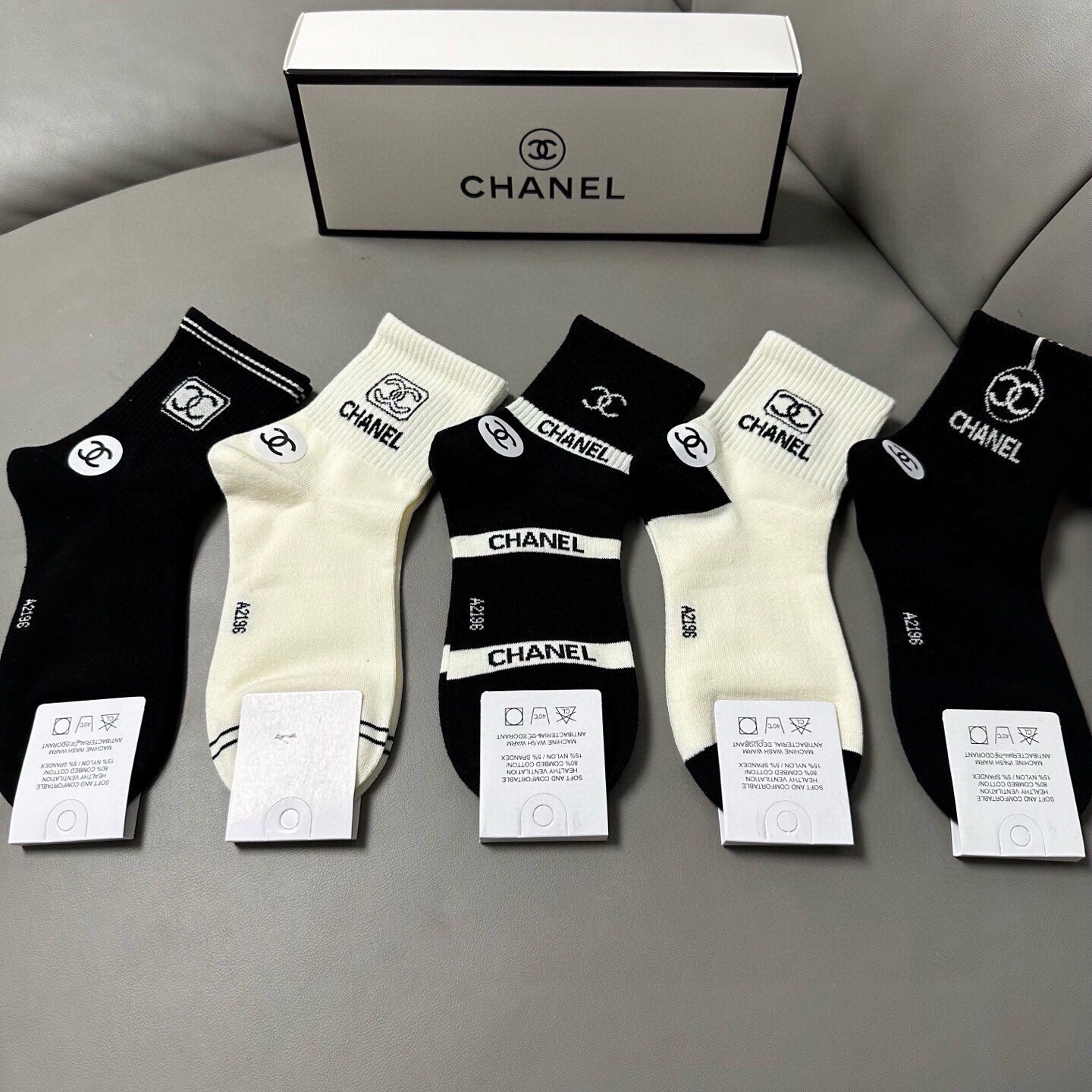 🆕Chanel · 香奈儿❗️香奶奶家新品女款中筒袜子❗️【一盒五双】纯棉材质，柔软舒适透气，提花经典标