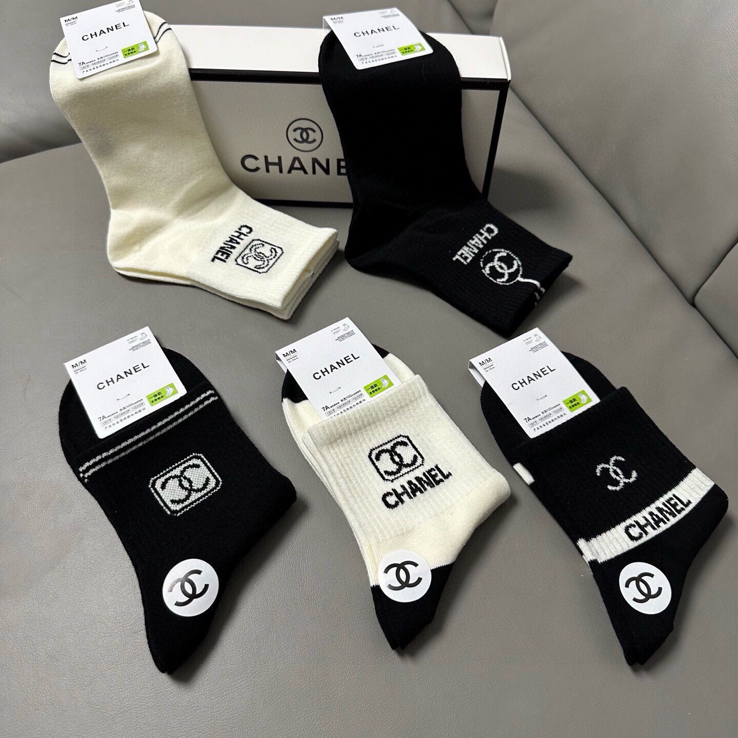 🆕Chanel · 香奈儿❗️香奶奶家新品女款中筒袜子❗️【一盒五双】纯棉材质，柔软舒适透气，提花经典标