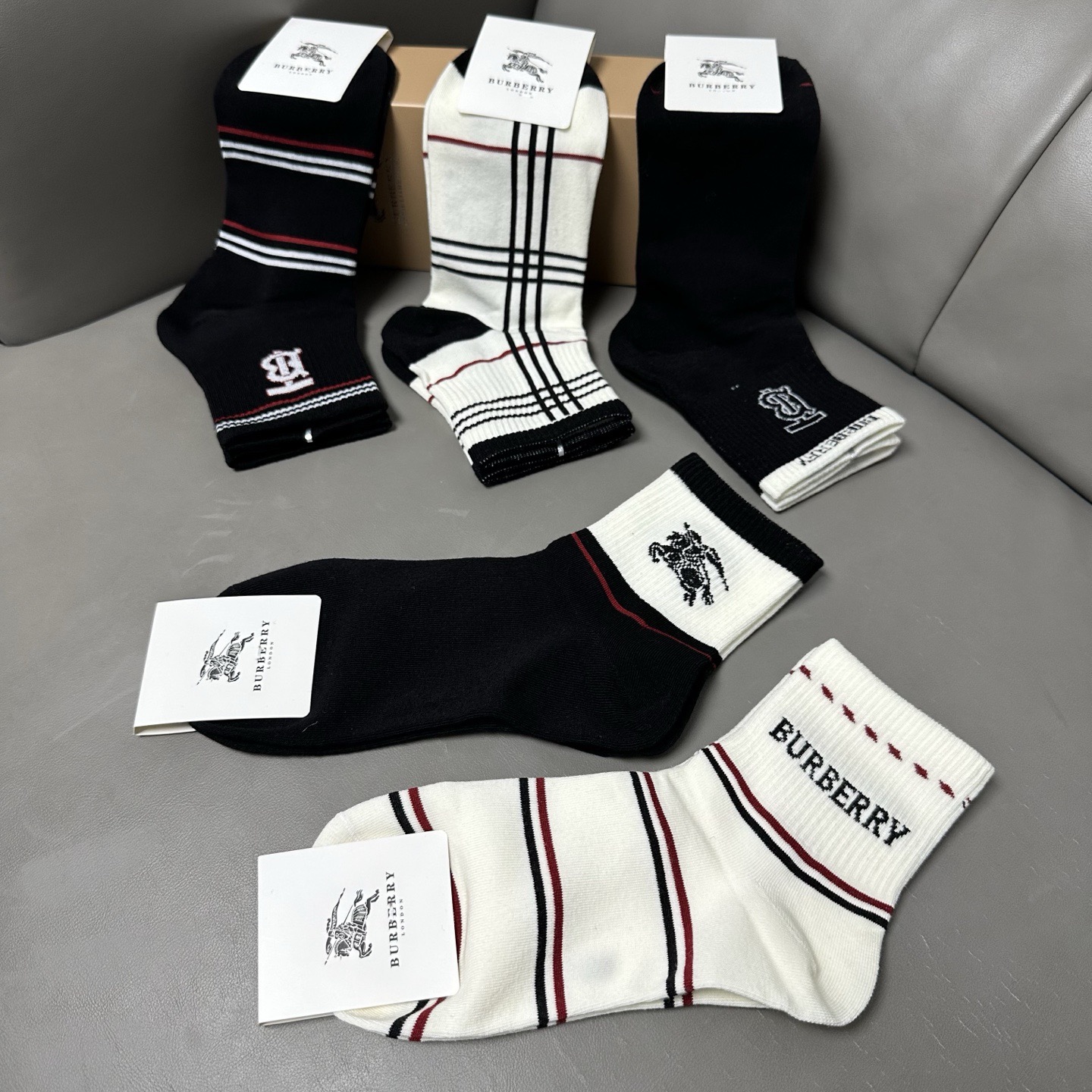 🆕Burberry · 巴宝莉❗️B家新品男款袜子❗️【一盒五双】纯棉材质织造，柔软舒适，提花经典品牌全