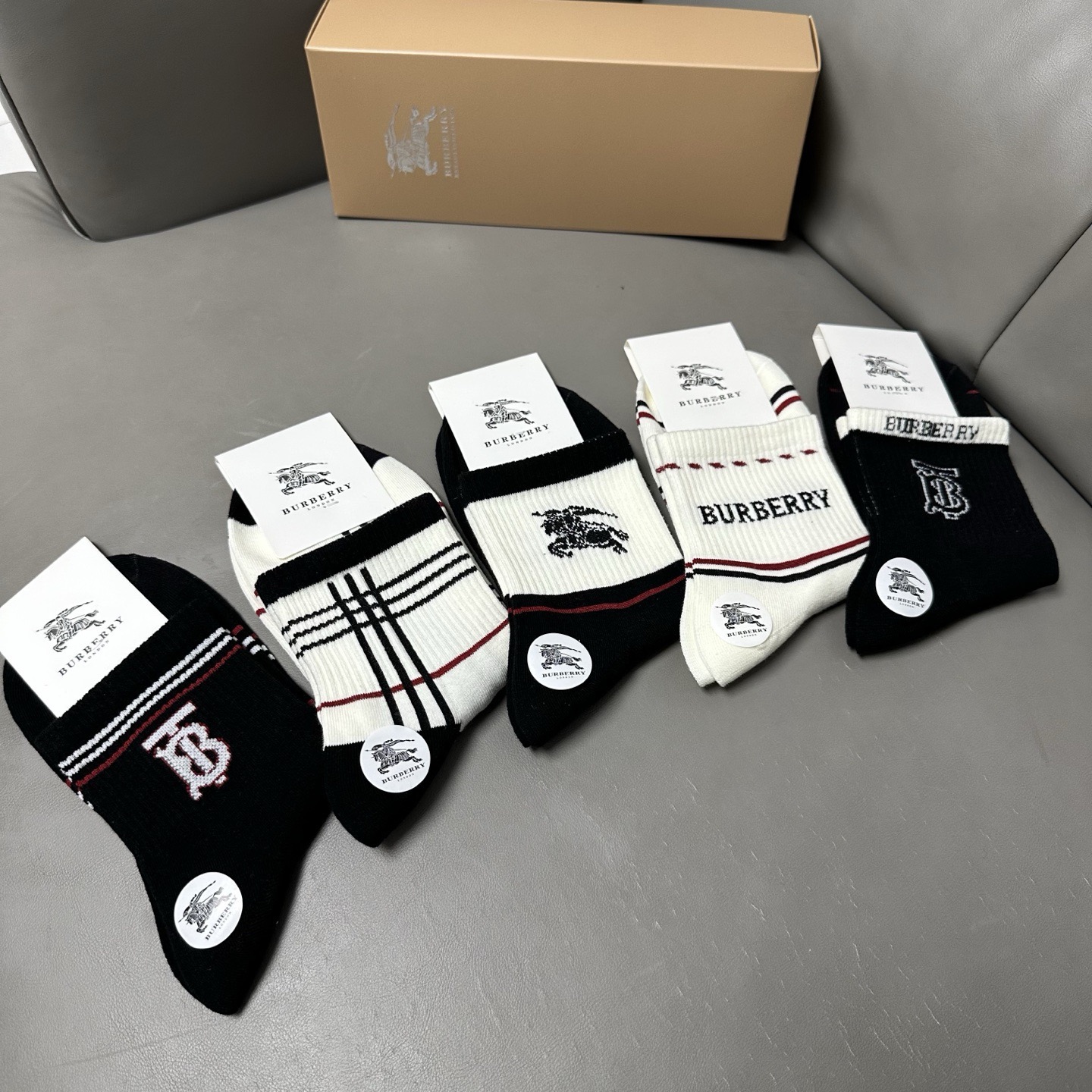🆕Burberry · 巴宝莉❗️B家新品男款袜子❗️【一盒五双】纯棉材质织造，柔软舒适，提花经典品牌全