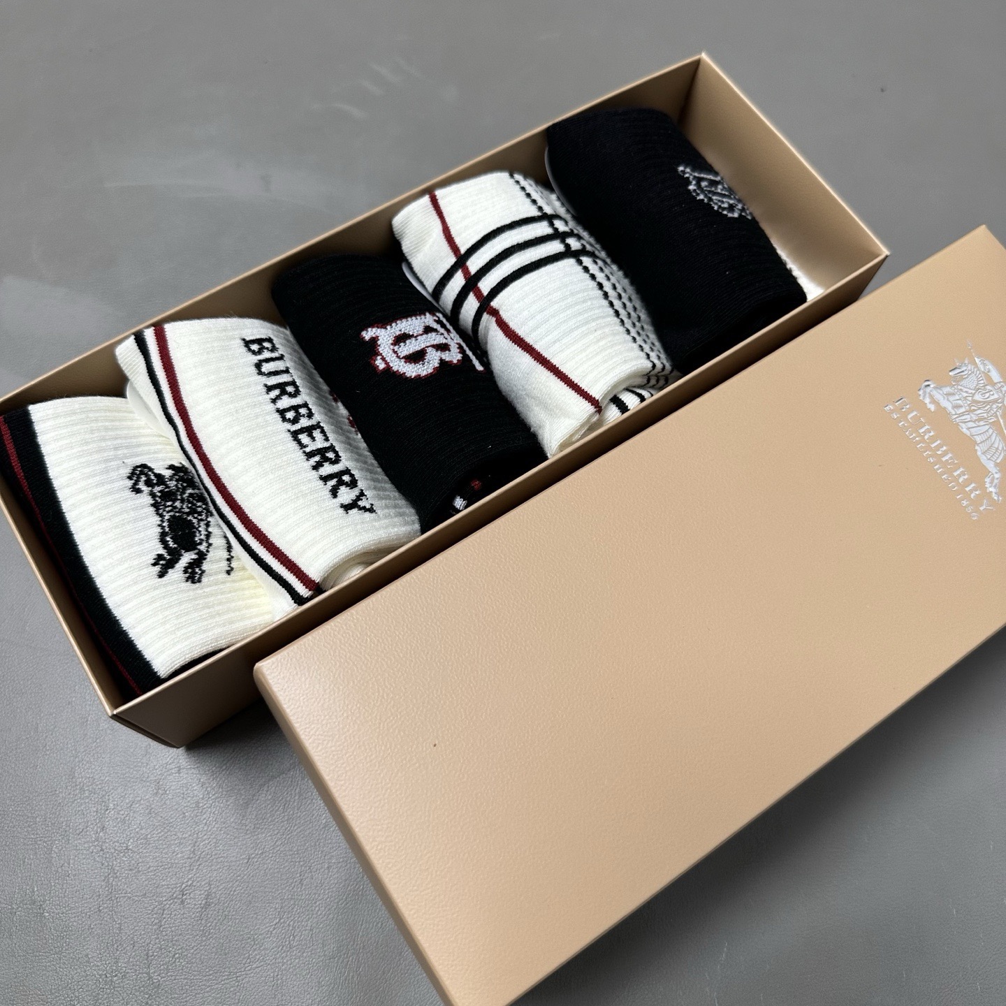 🆕Burberry · 巴宝莉❗️B家新品男款袜子❗️【一盒五双】纯棉材质织造，柔软舒适，提花经典品牌全
