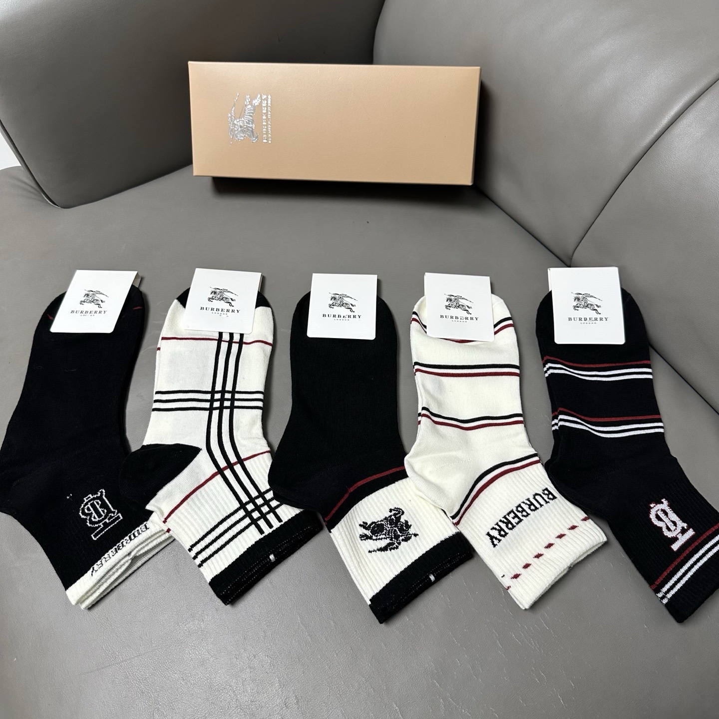 🆕Burberry · 巴宝莉❗️B家新品男款袜子❗️【一盒五双】纯棉材质织造，柔软舒适，提花经典品牌全