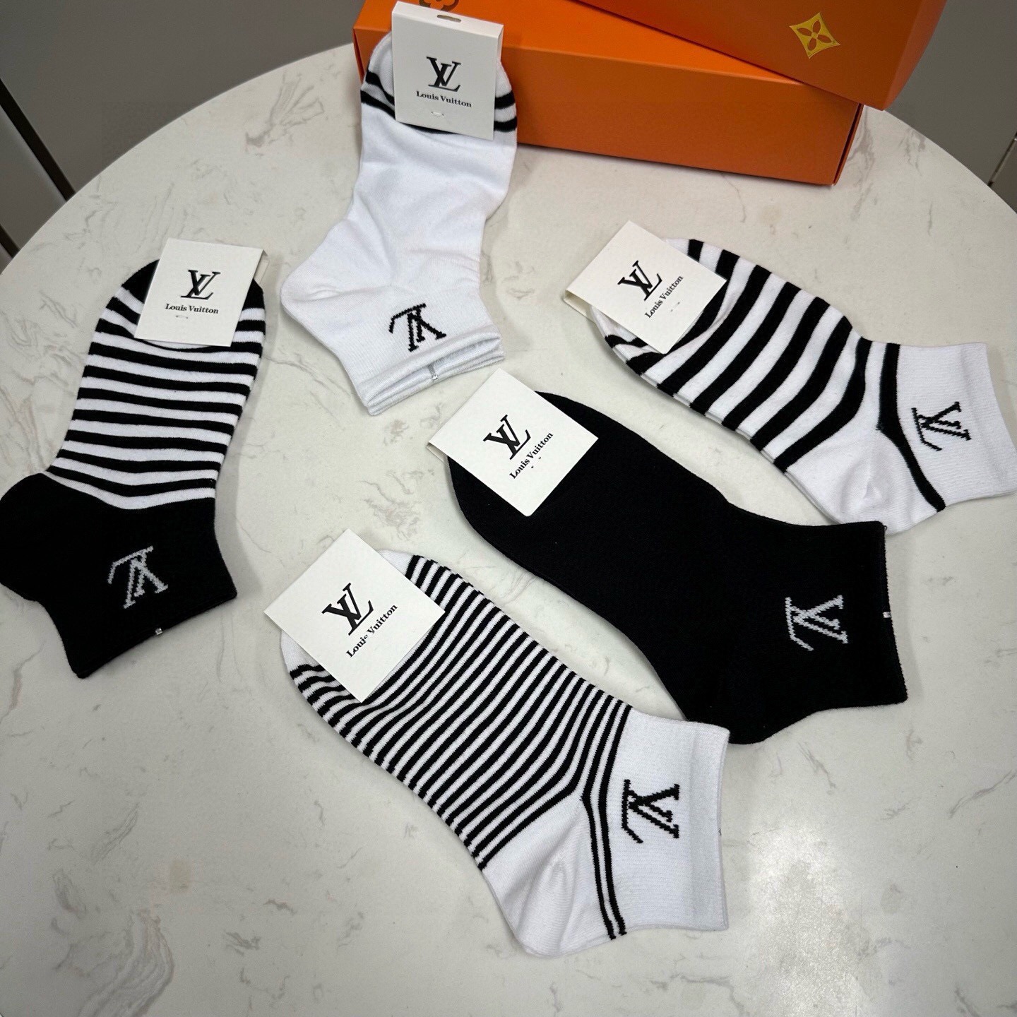 🆕 Louis Vuitton · 路易威登❗️驴家新品女款袜子❗️【一盒五双】纯棉材质，柔软舒适，提花