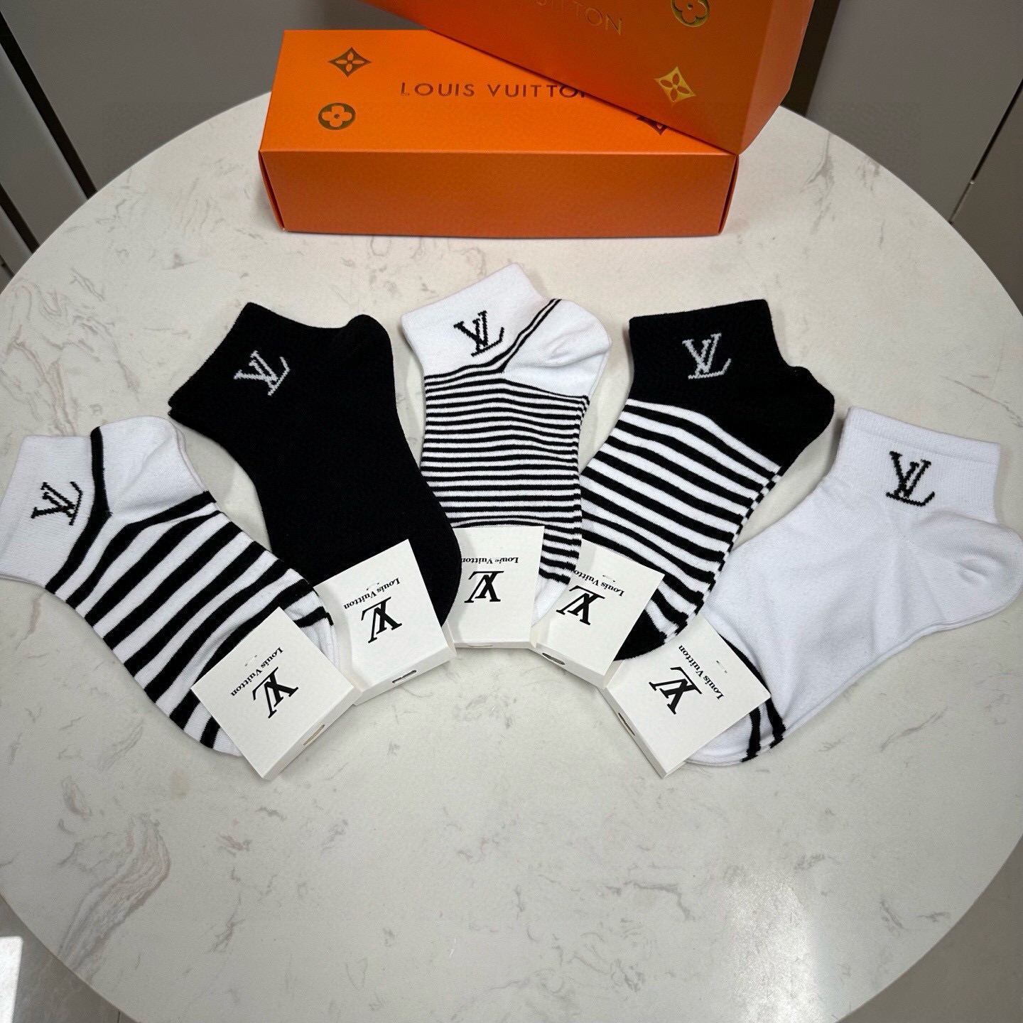 🆕 Louis Vuitton · 路易威登❗️驴家新品女款袜子❗️【一盒五双】纯棉材质，柔软舒适，提花