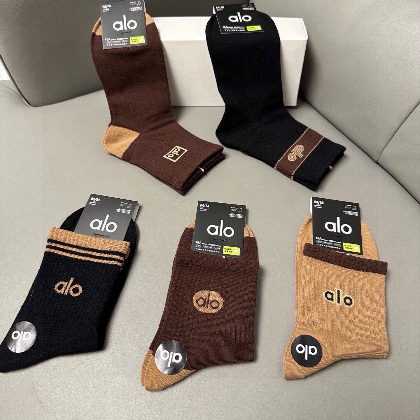 🆕 · alo ·❗️alo新品男款中筒袜子❗️【一盒五双】提花经典字母标志，纯棉材质制造，透气舒适，超