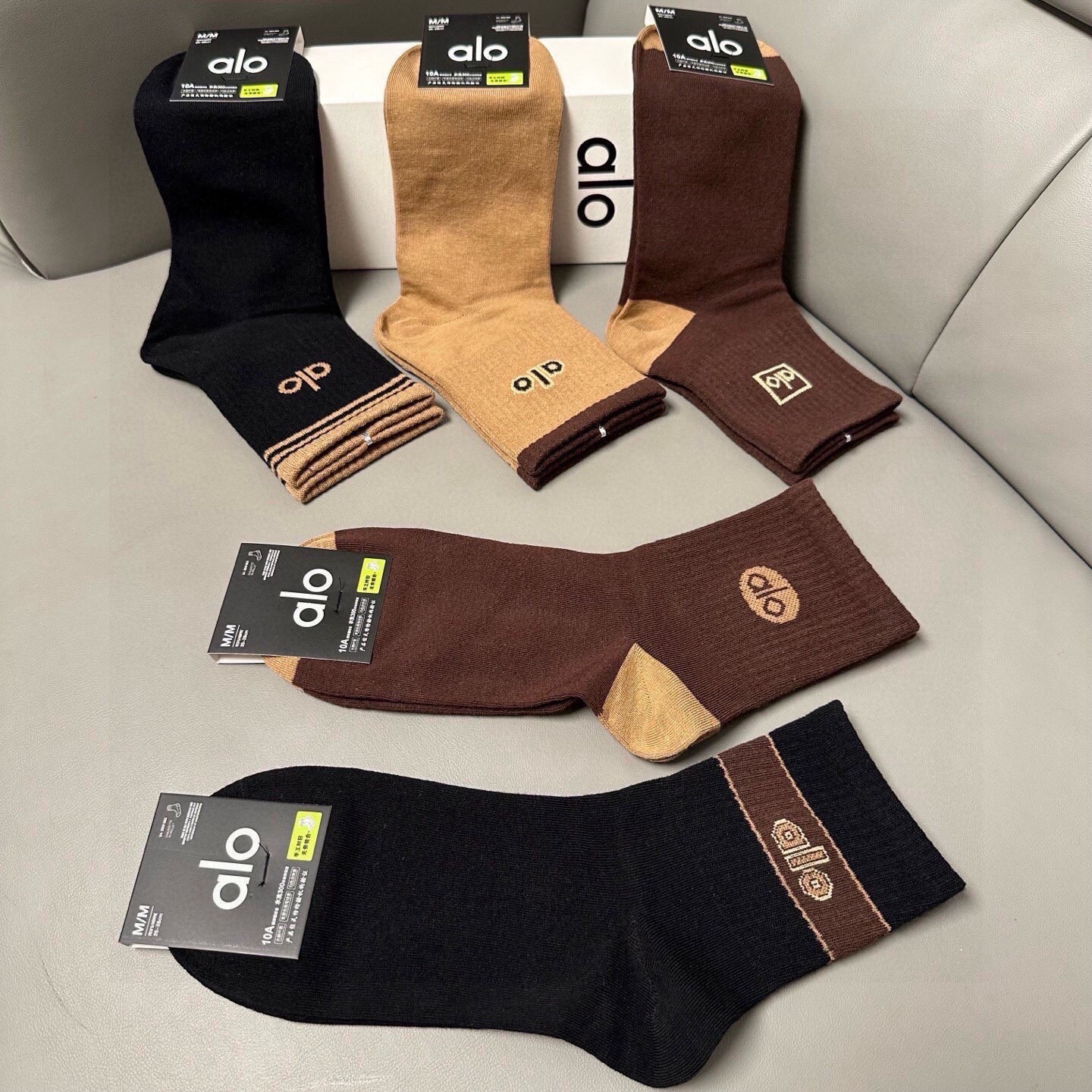 🆕 · alo ·❗️alo新品男款中筒袜子❗️【一盒五双】提花经典字母标志，纯棉材质制造，透气舒适，超