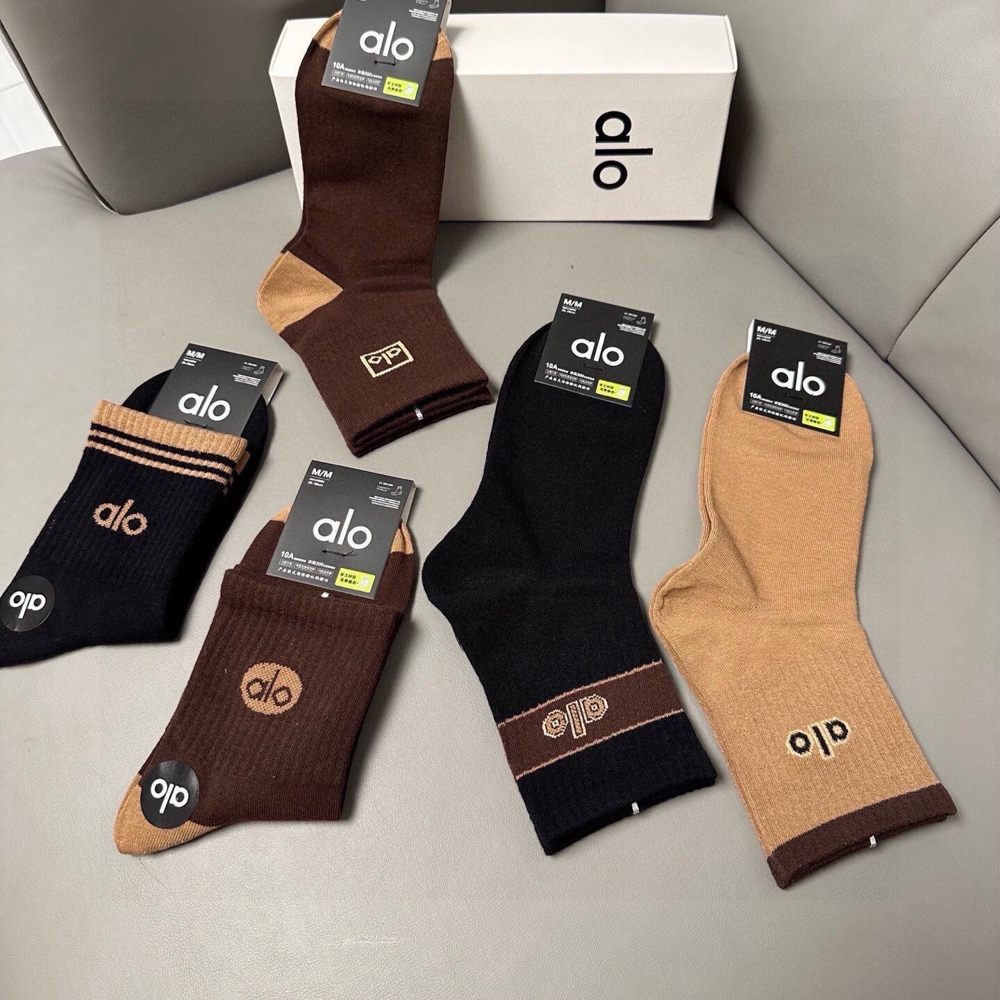 🆕 · alo ·❗️alo新品男款中筒袜子❗️【一盒五双】提花经典字母标志，纯棉材质制造，透气舒适，超