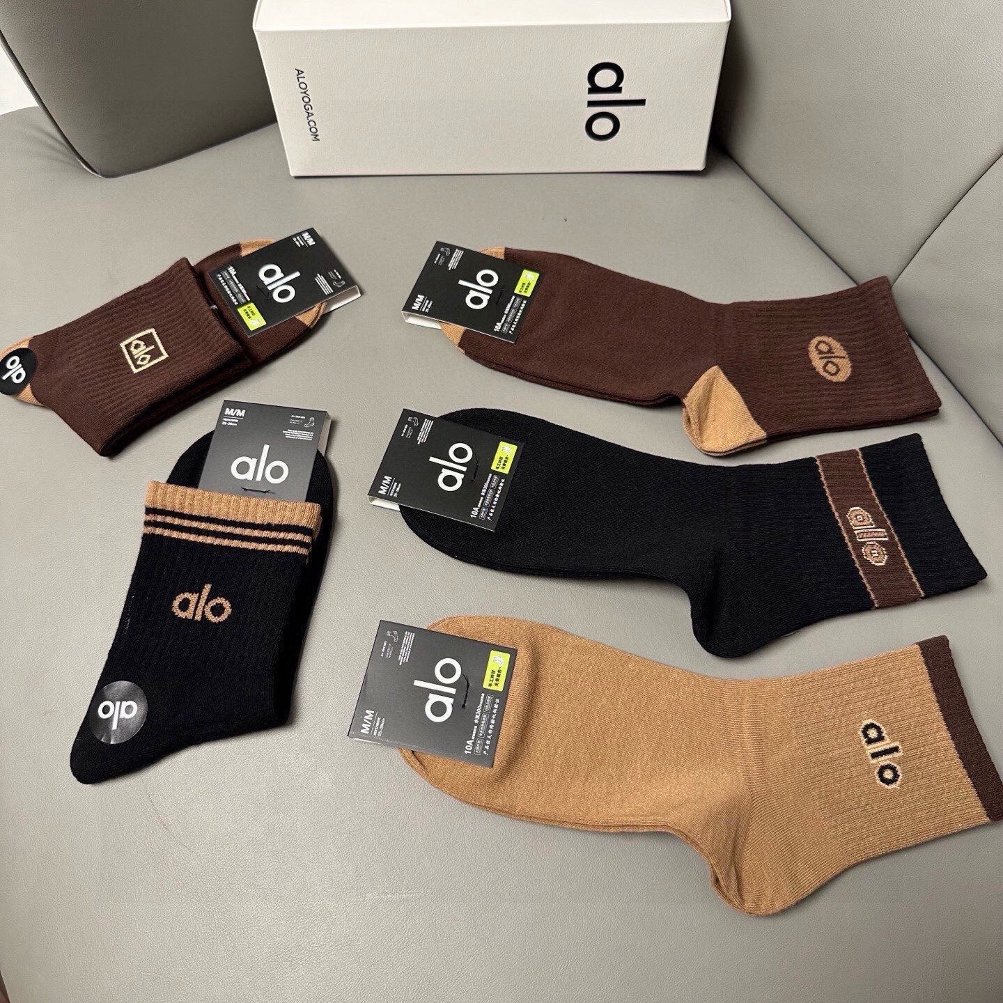 🆕 · alo ·❗️alo新品男款中筒袜子❗️【一盒五双】提花经典字母标志，纯棉材质制造，透气舒适，超