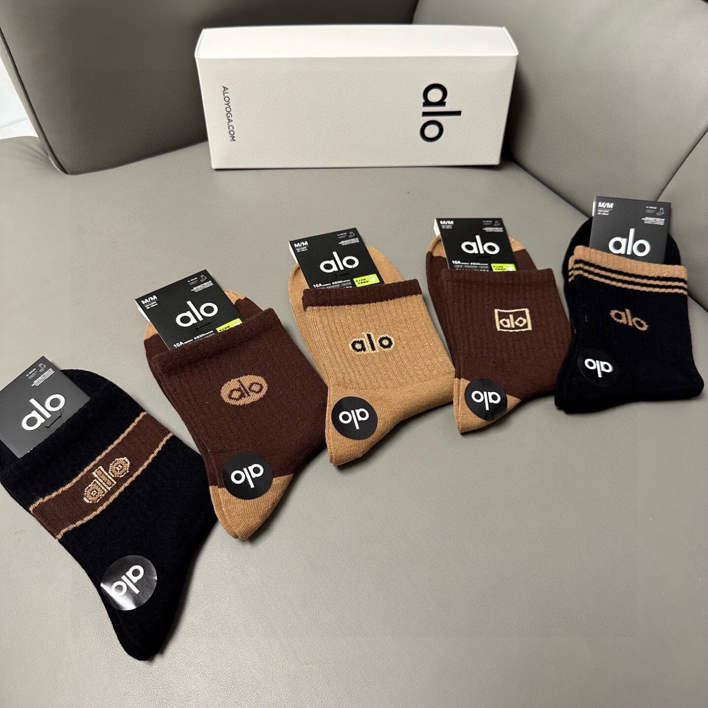 🆕 · alo ·❗️alo新品男款中筒袜子❗️【一盒五双】提花经典字母标志，纯棉材质制造，透气舒适，超