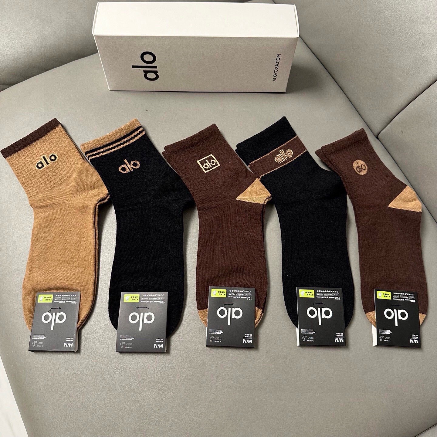 🆕 · alo ·❗️alo新品男款中筒袜子❗️【一盒五双】提花经典字母标志，纯棉材质制造，透气舒适，超