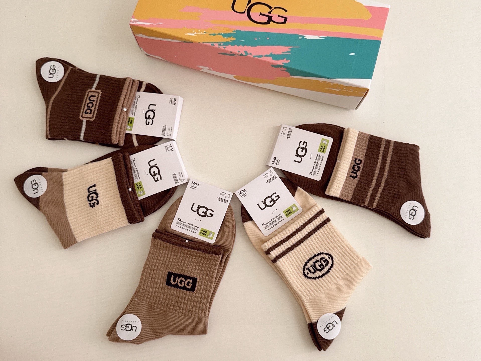 🆕 · UGG · ❗️UGG新品女款中筒袜子❗️【一盒五双】纯棉材质，柔软舒适透气，提花经典标志，炒鸡
