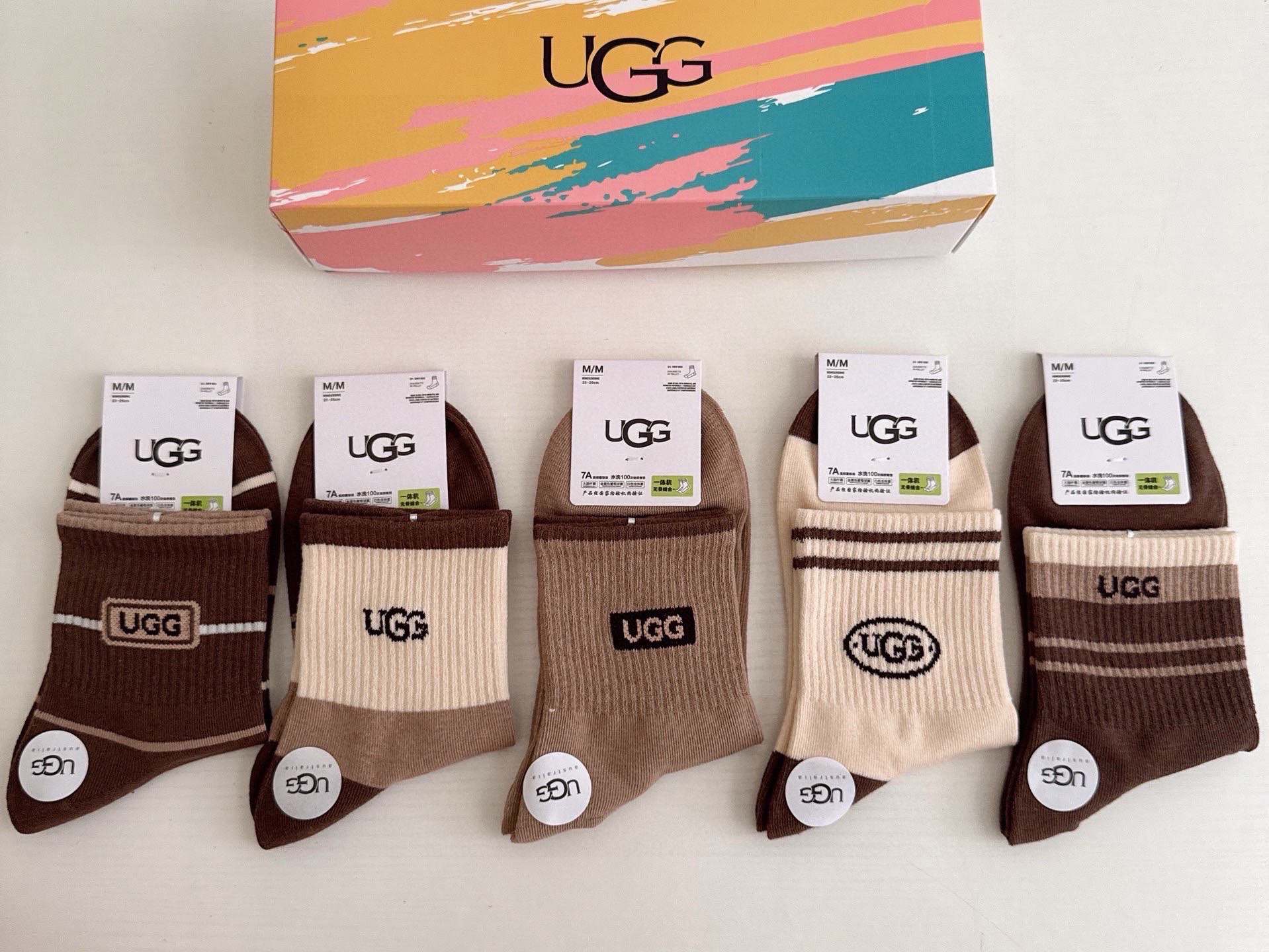 🆕 · UGG · ❗️UGG新品女款中筒袜子❗️【一盒五双】纯棉材质，柔软舒适透气，提花经典标志，炒鸡