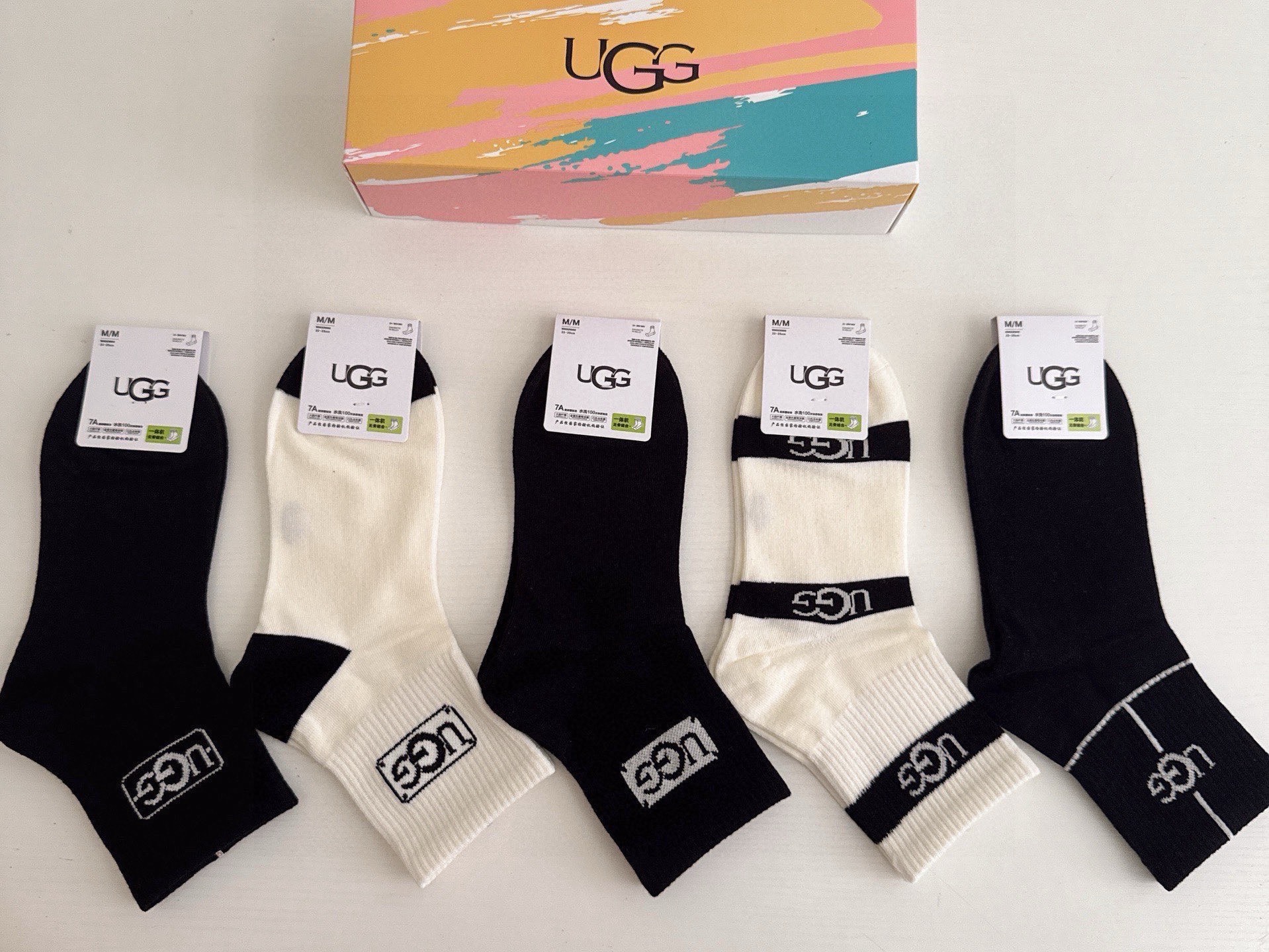 🆕 · UGG · ❗️UGG新品女款中筒袜子❗️【一盒五双】纯棉材质，柔软舒适透气，提花经典标志，炒鸡