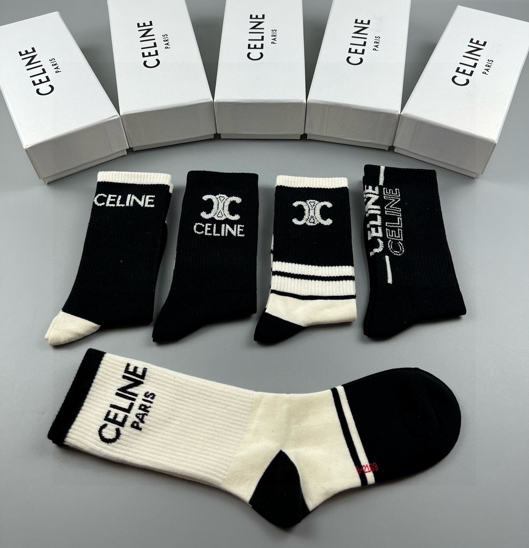 🆕Celine · 赛琳❗️CE家新品女款中筒袜子❗️【一盒五双】纯棉材质，柔软舒适透气，提花经典CE标