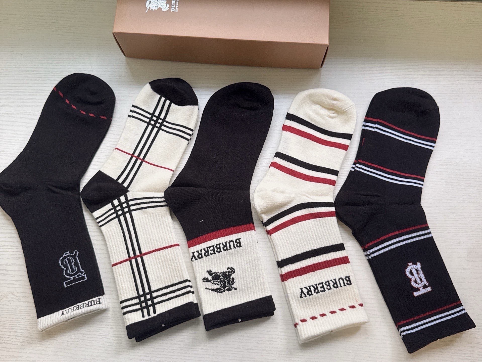 🆕Burberry · 巴宝莉❗️大B家新品女款长筒袜子❗️【一盒五双】格子设计搭配战马🐎logo，简单