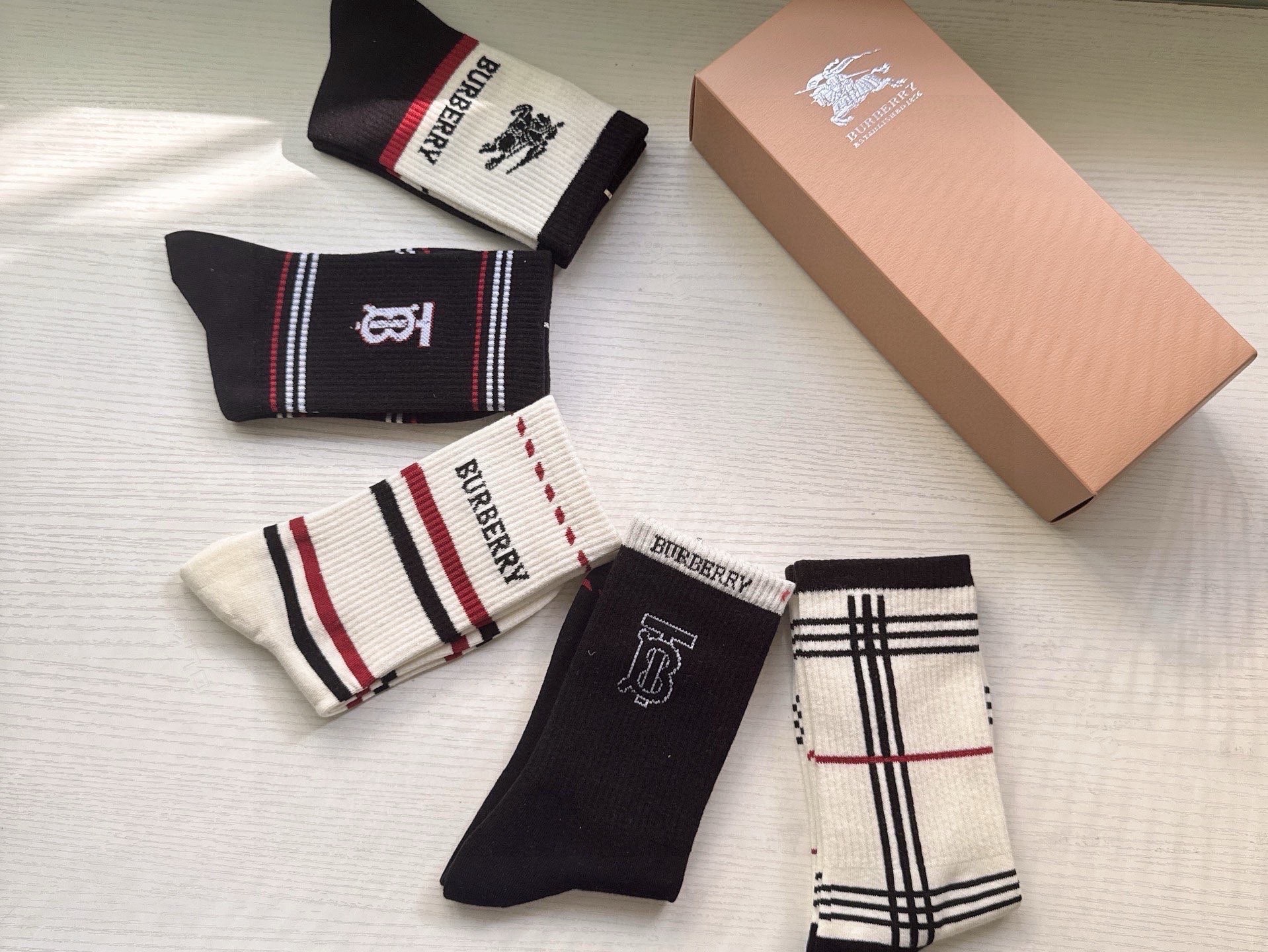 🆕Burberry · 巴宝莉❗️大B家新品女款长筒袜子❗️【一盒五双】格子设计搭配战马🐎logo，简单