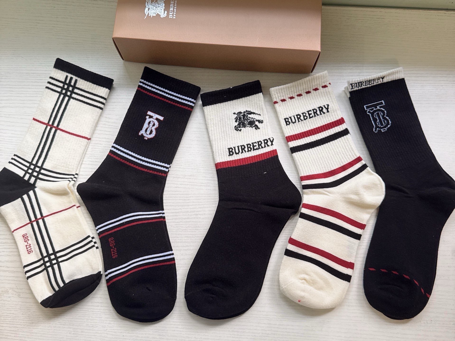 🆕Burberry · 巴宝莉❗️大B家新品女款长筒袜子❗️【一盒五双】格子设计搭配战马🐎logo，简单