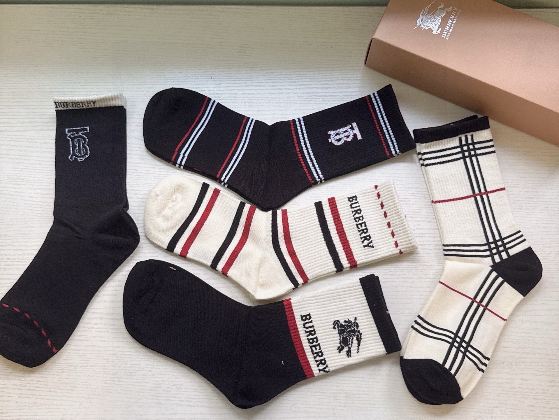 🆕Burberry · 巴宝莉❗️大B家新品女款长筒袜子❗️【一盒五双】格子设计搭配战马🐎logo，简单