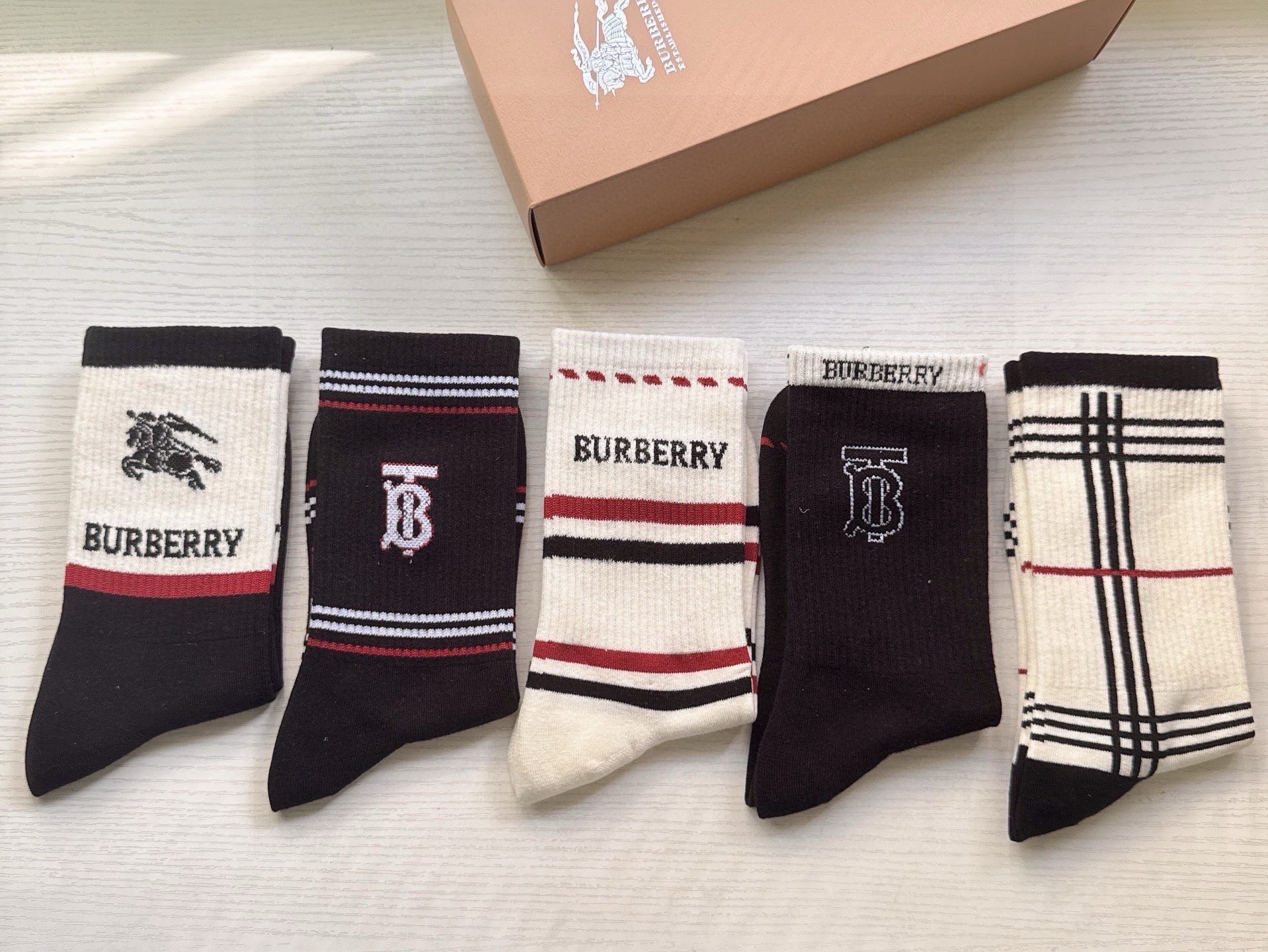 🆕Burberry · 巴宝莉❗️大B家新品女款长筒袜子❗️【一盒五双】格子设计搭配战马🐎logo，简单