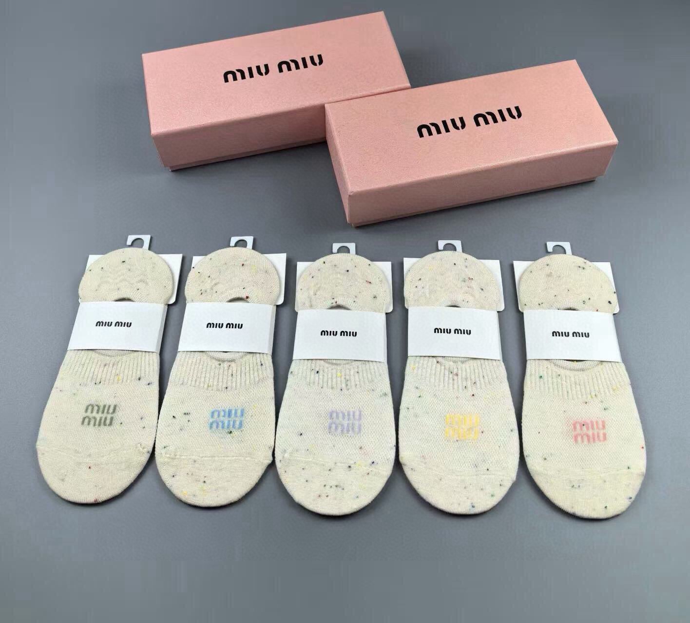 🆕Miumiu · 缪缪❗️缪缪新品女款隐形袜子❗️【一盒五双】提花经典标志，纯棉材质，超舒适超美腻❗️