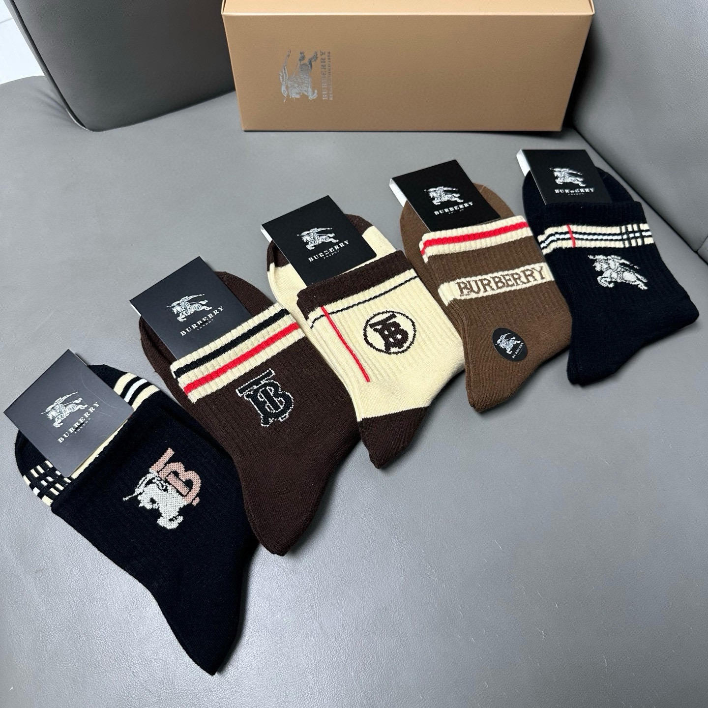 🆕Burberry · 巴宝莉❗️B家新品男款袜子❗️【一盒五双】纯棉材质织造，柔软舒适，提花经典品牌全