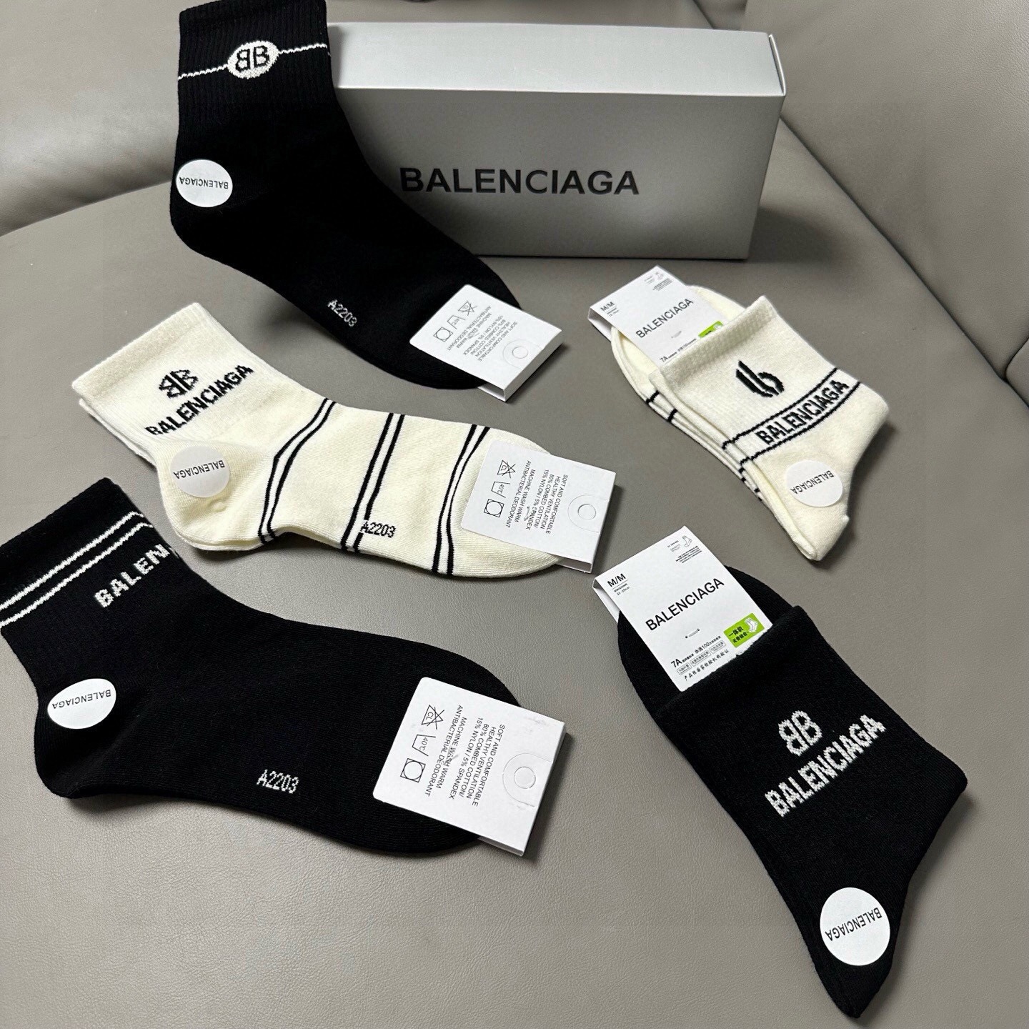 🆕BALENCIAGA · 巴黎世家❗️BL新品女款中筒袜子❗️【一盒五双】纯棉材质织造，上脚柔软舒适，