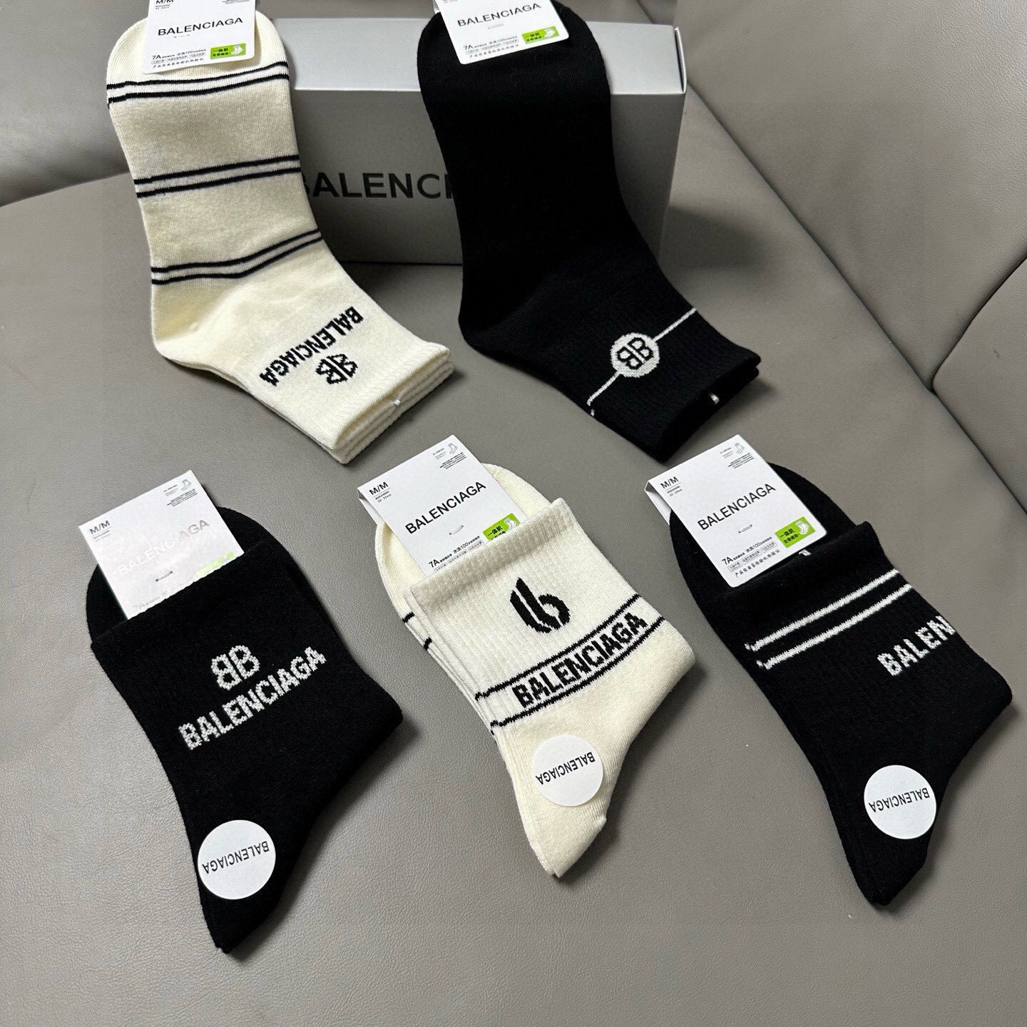 🆕BALENCIAGA · 巴黎世家❗️BL新品女款中筒袜子❗️【一盒五双】纯棉材质织造，上脚柔软舒适，