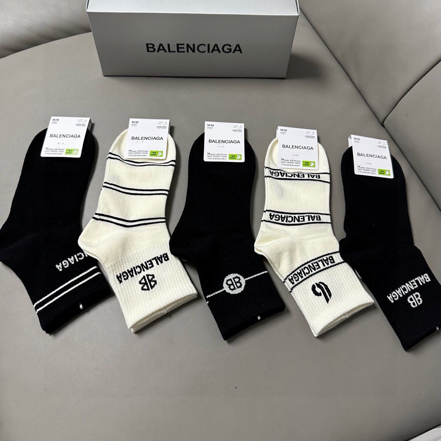 🆕BALENCIAGA · 巴黎世家❗️BL新品女款中筒袜子❗️【一盒五双】纯棉材质织造，上脚柔软舒适，