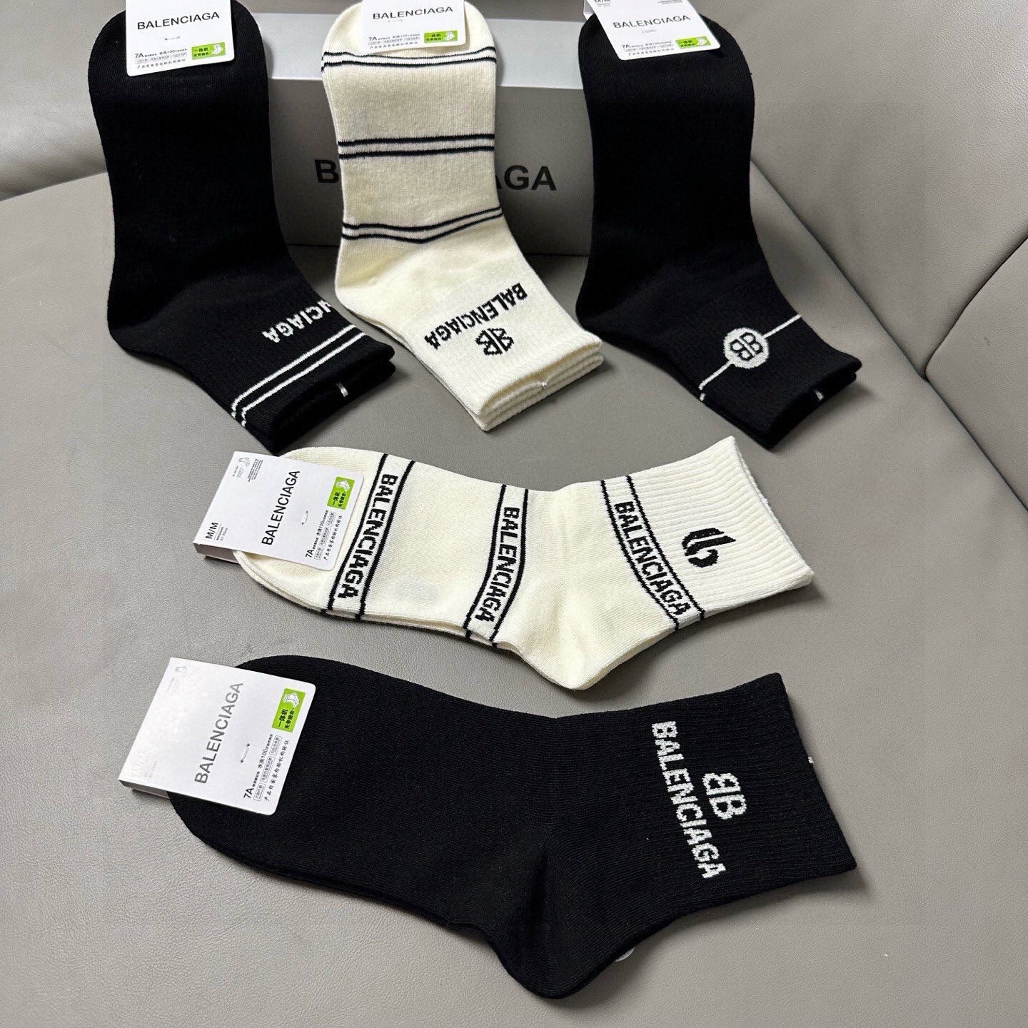 🆕BALENCIAGA · 巴黎世家❗️BL新品女款中筒袜子❗️【一盒五双】纯棉材质织造，上脚柔软舒适，