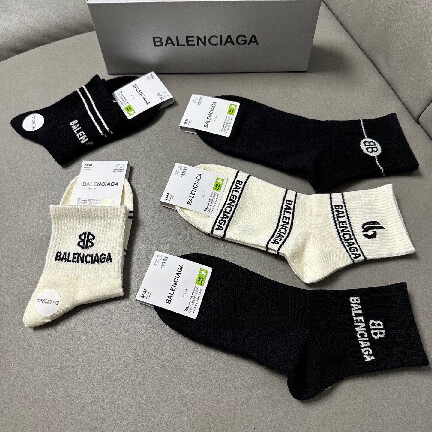 🆕BALENCIAGA · 巴黎世家❗️BL新品女款中筒袜子❗️【一盒五双】纯棉材质织造，上脚柔软舒适，