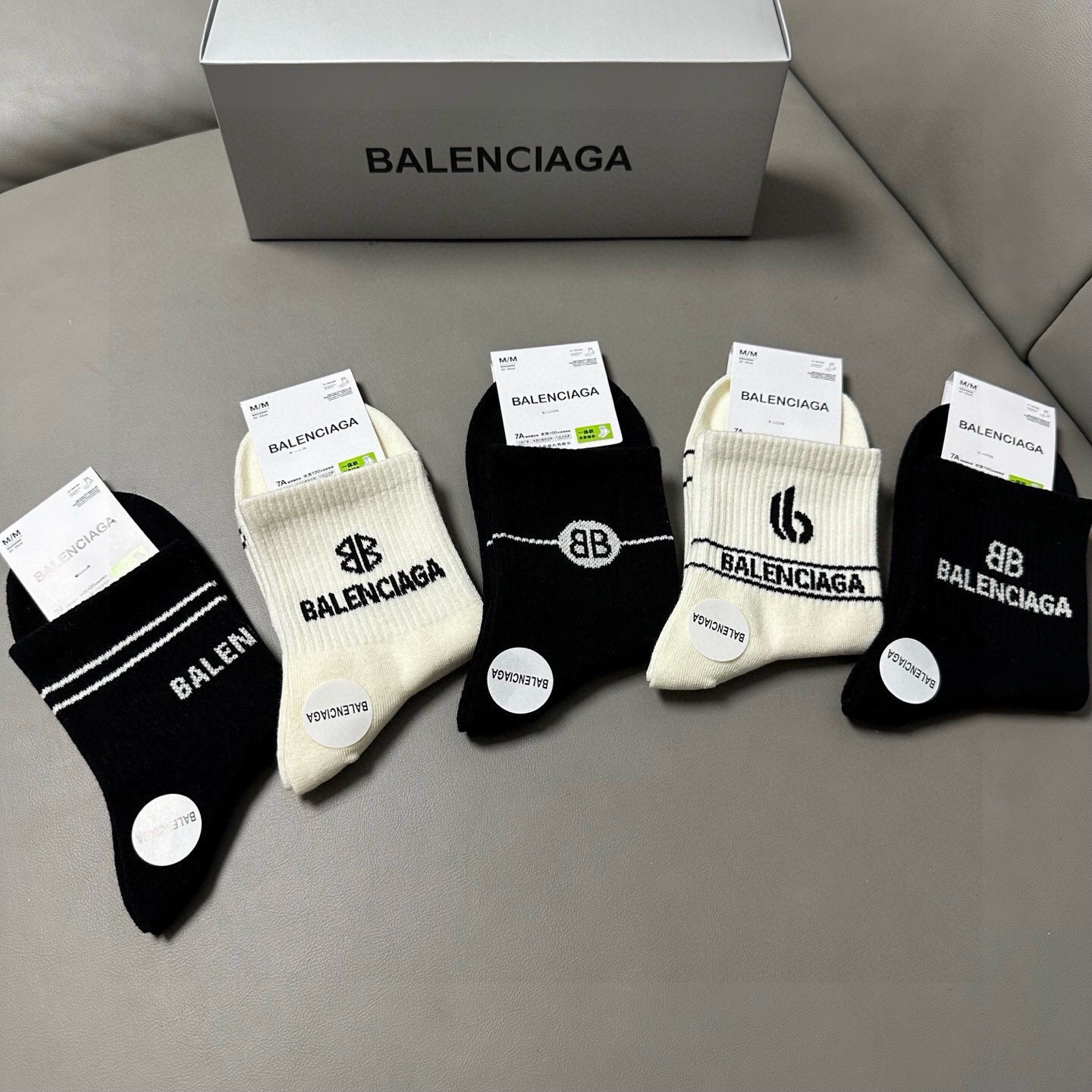 🆕BALENCIAGA · 巴黎世家❗️BL新品女款中筒袜子❗️【一盒五双】纯棉材质织造，上脚柔软舒适，