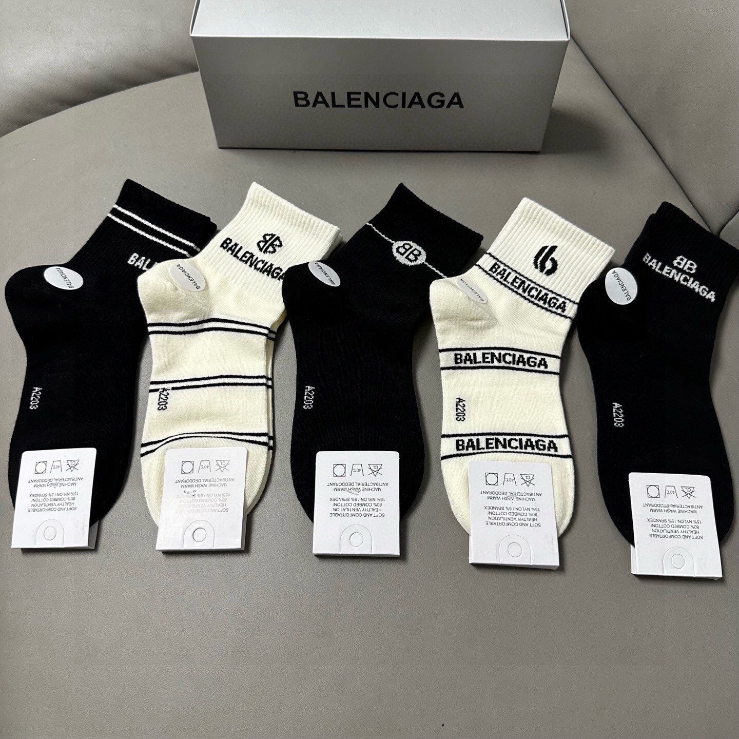 🆕BALENCIAGA · 巴黎世家❗️BL新品女款中筒袜子❗️【一盒五双】纯棉材质织造，上脚柔软舒适，
