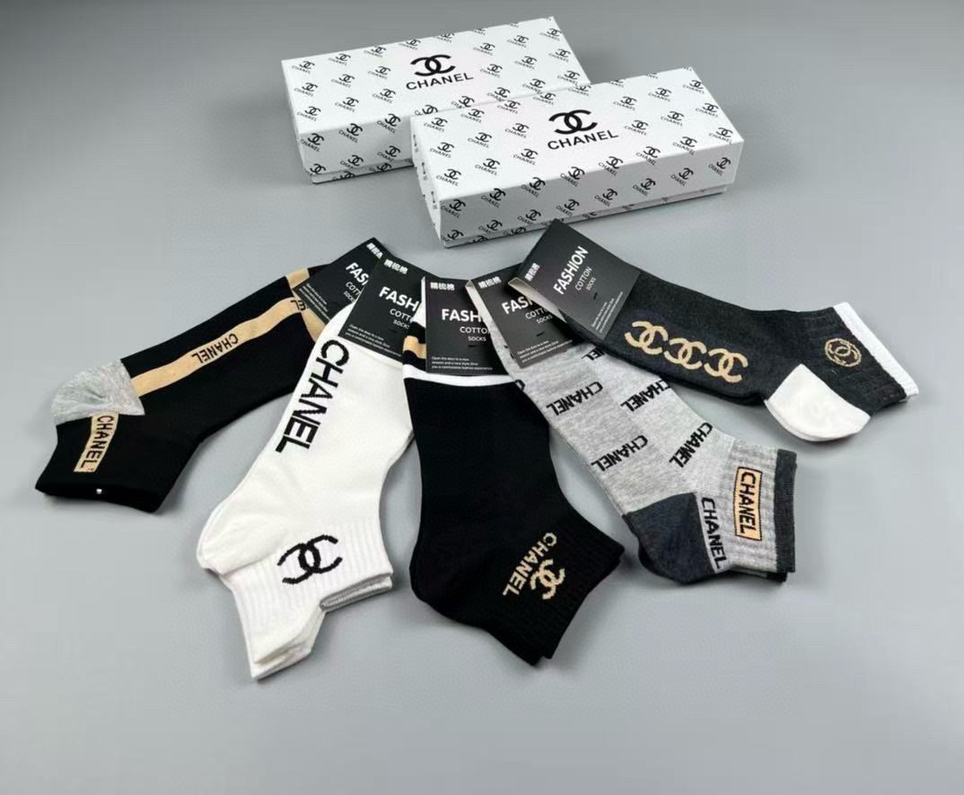 🆕CHANEL · 香奈儿❗️香奶奶家经典男款袜子❗️【一盒五双】纯棉材质，柔软舒适透气，提花经典品牌全