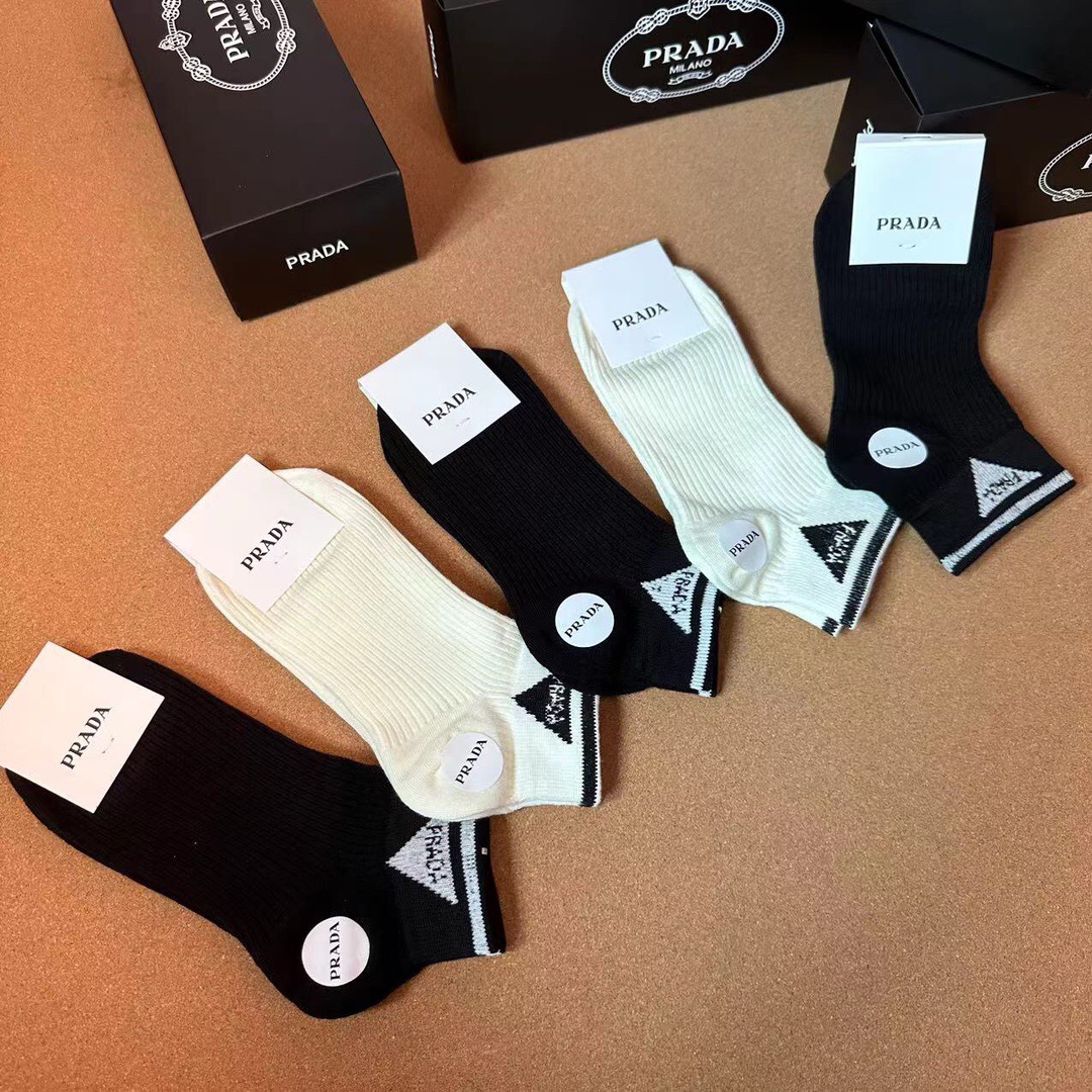 🆕PRADA · 普拉达新品袜子❗️【一盒五双】纯棉材质织造，提花经典标志，柔软舒适，大牌出街，潮人必备