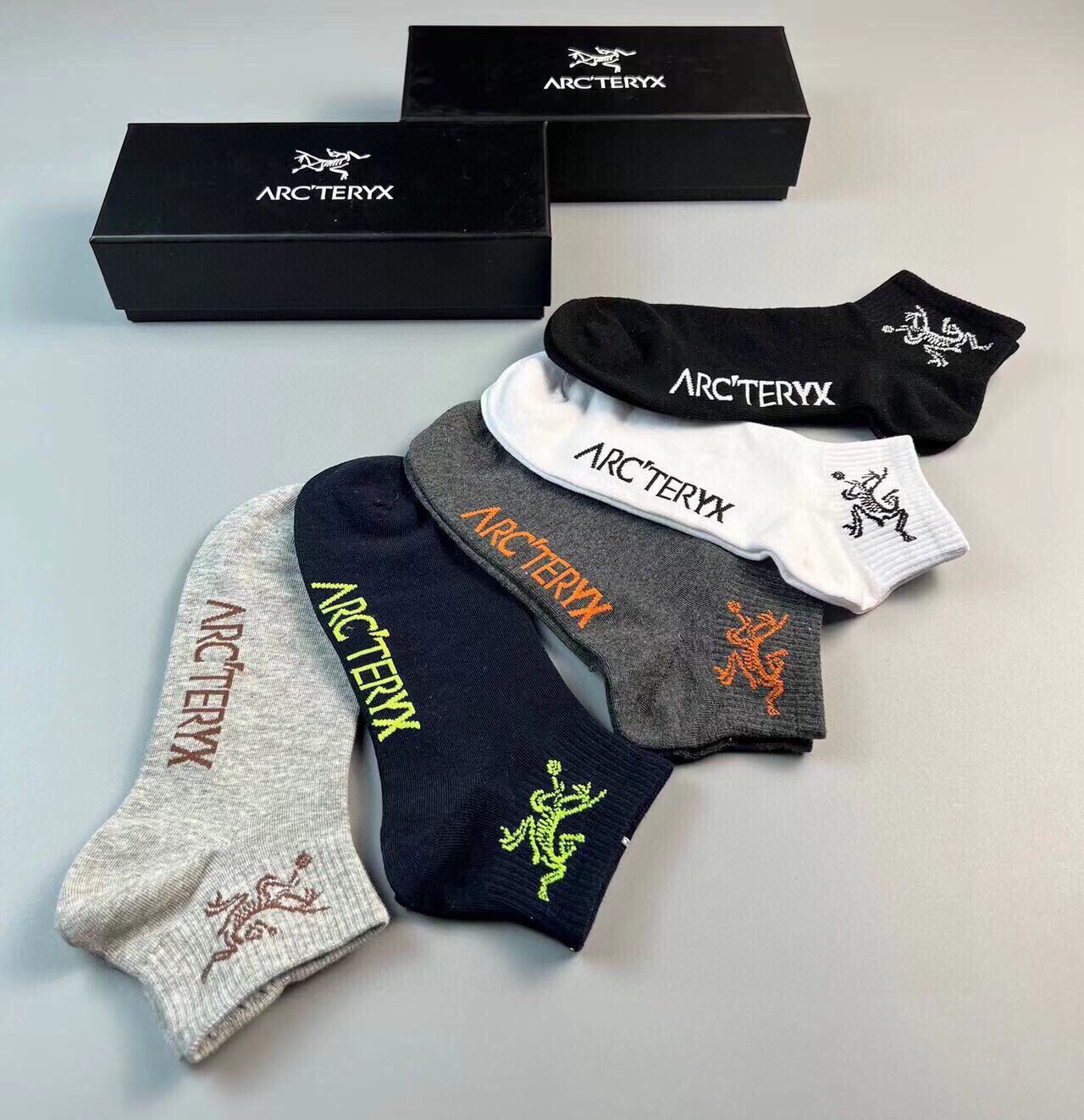 🆕【始祖鸟】男款新品短款袜子❗️纯棉材质织造，提花经典始祖鸟标志，透气吸汗柔软舒适，上脚非常nice❗️
