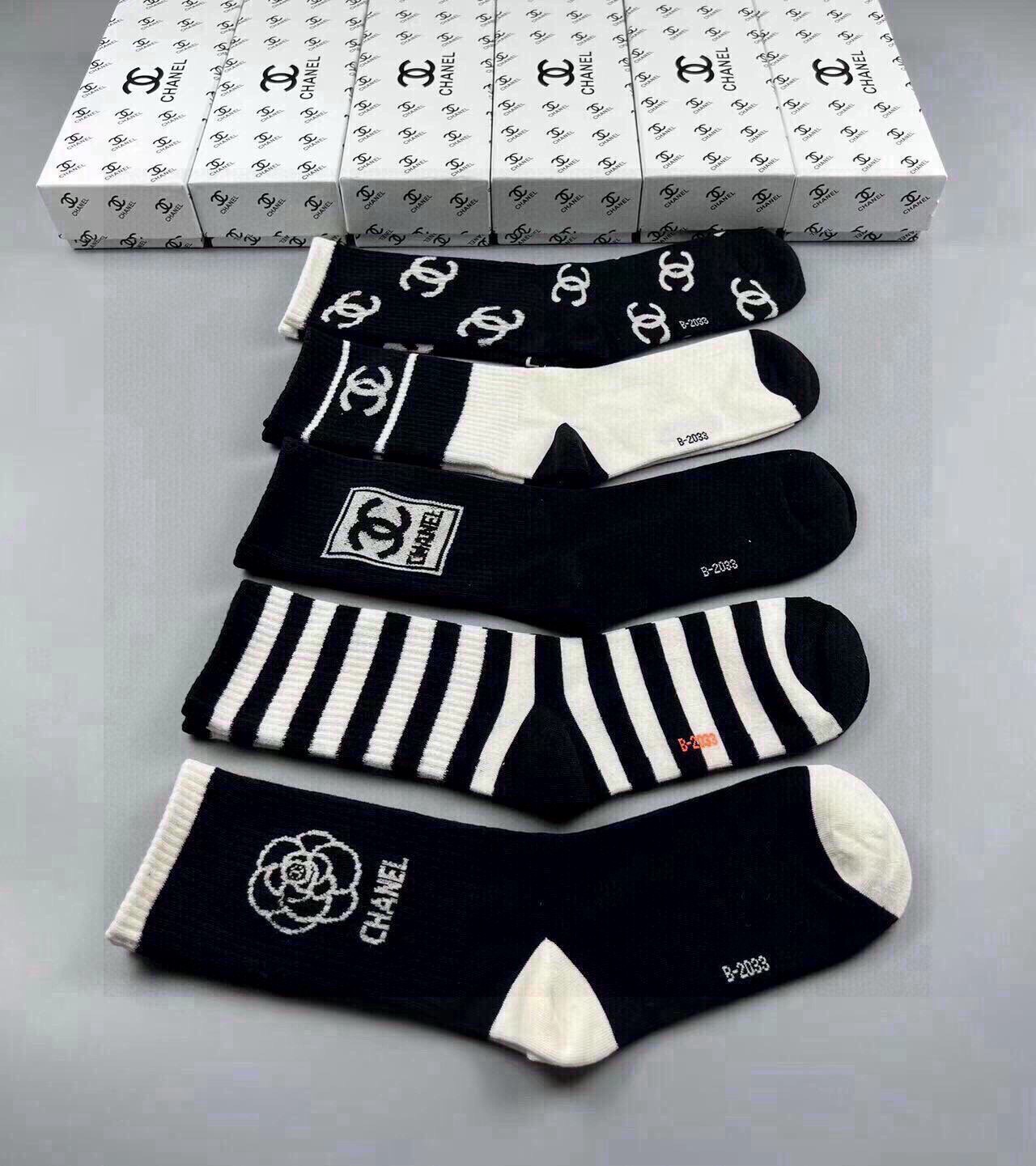 🆕CHANEL · 香奈儿❗️香奶奶家新品女款袜子❗️【一盒五双】纯棉材质，柔软舒适透气，提花经典品牌全