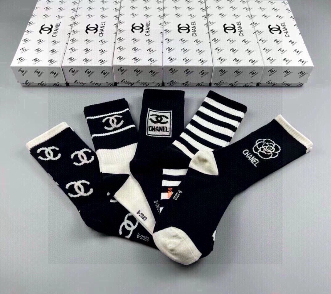 🆕CHANEL · 香奈儿❗️香奶奶家新品女款袜子❗️【一盒五双】纯棉材质，柔软舒适透气，提花经典品牌全