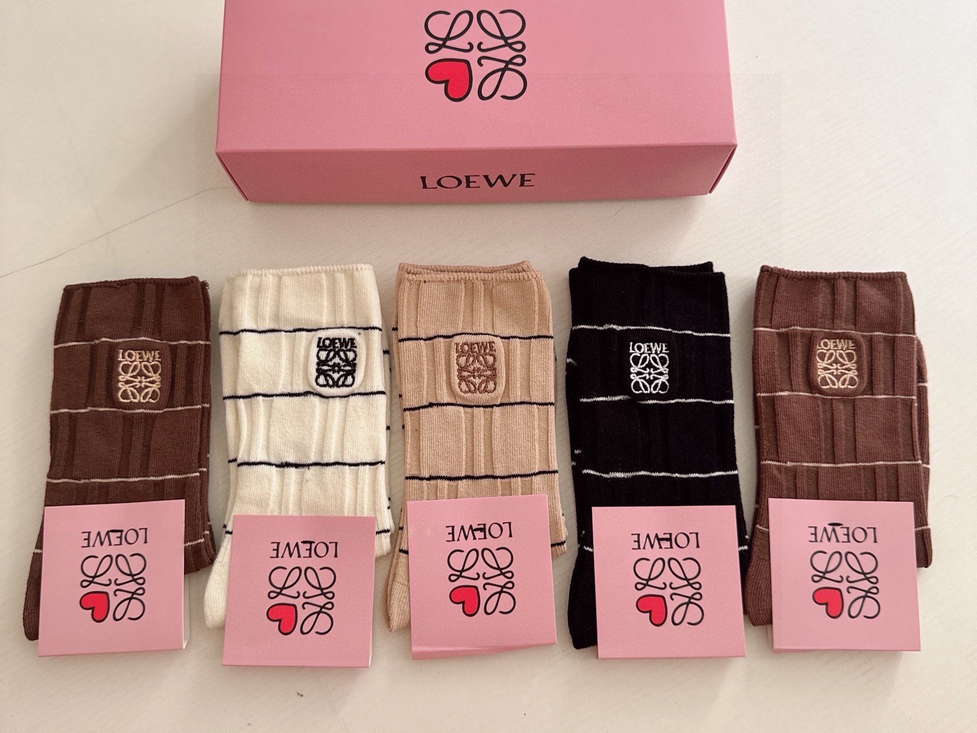 🆕Loewe · 罗意威新品女款长筒袜子❗️【一盒五双】刺绣经典标志搭配极简素色，超级吸睛，简单大气，纯