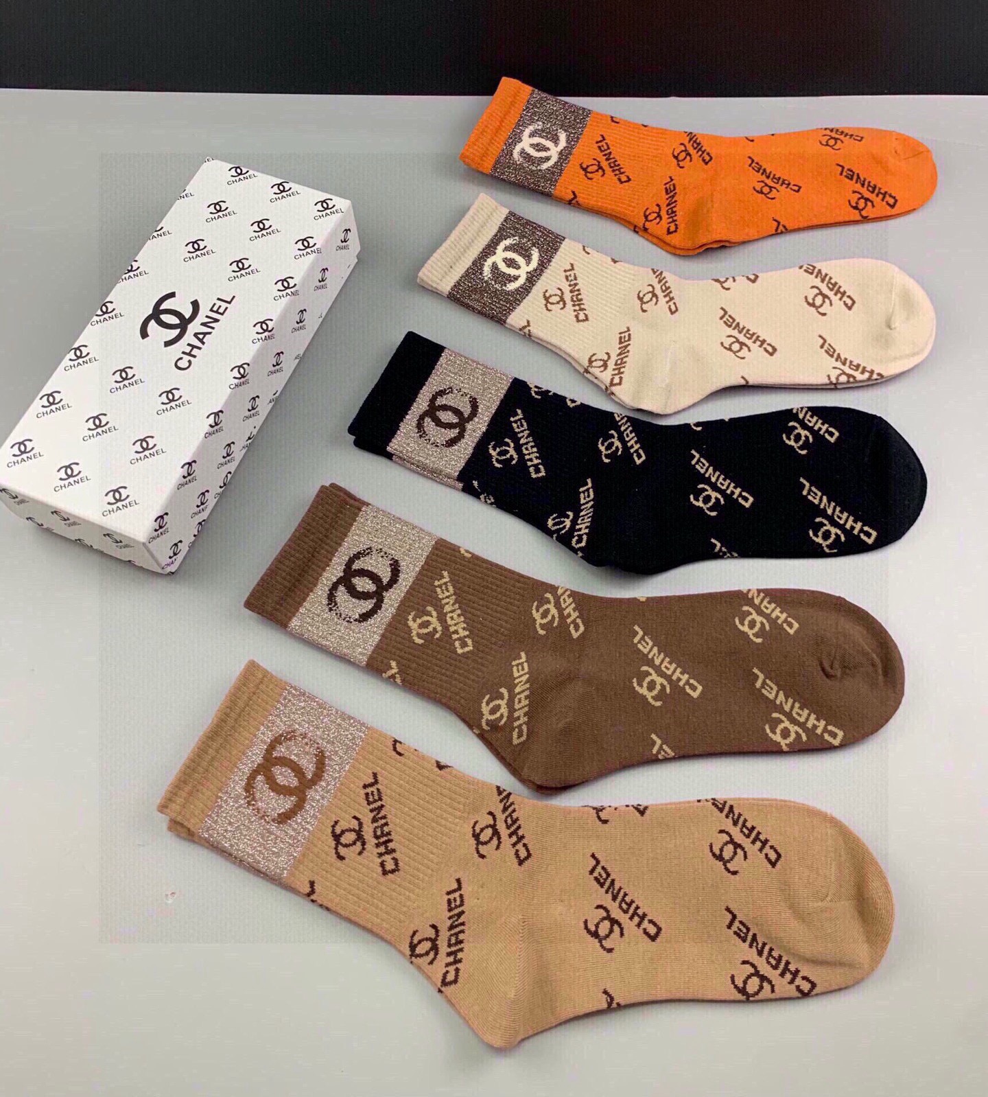 🆕CHANEL · 香奈儿❗️香奶奶家新品女款中筒袜子❗️【一盒五双】纯棉材质，柔软舒适透气，罗口提花经