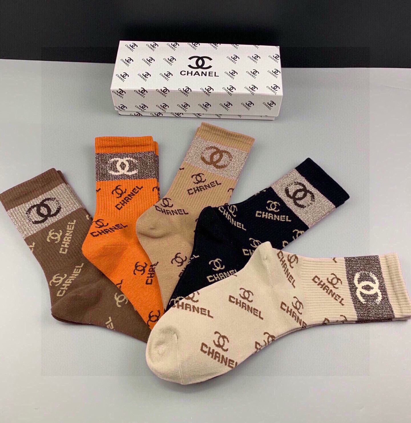 🆕CHANEL · 香奈儿❗️香奶奶家新品女款中筒袜子❗️【一盒五双】纯棉材质，柔软舒适透气，罗口提花经