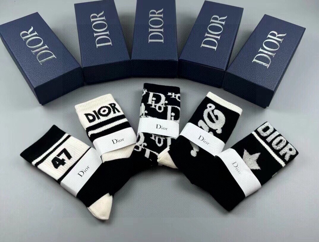🆕Dior · 迪奥❗️D家新品女款中筒袜子❗️【一盒五双】纯棉材质，上脚柔软舒适，满满的老花经典log