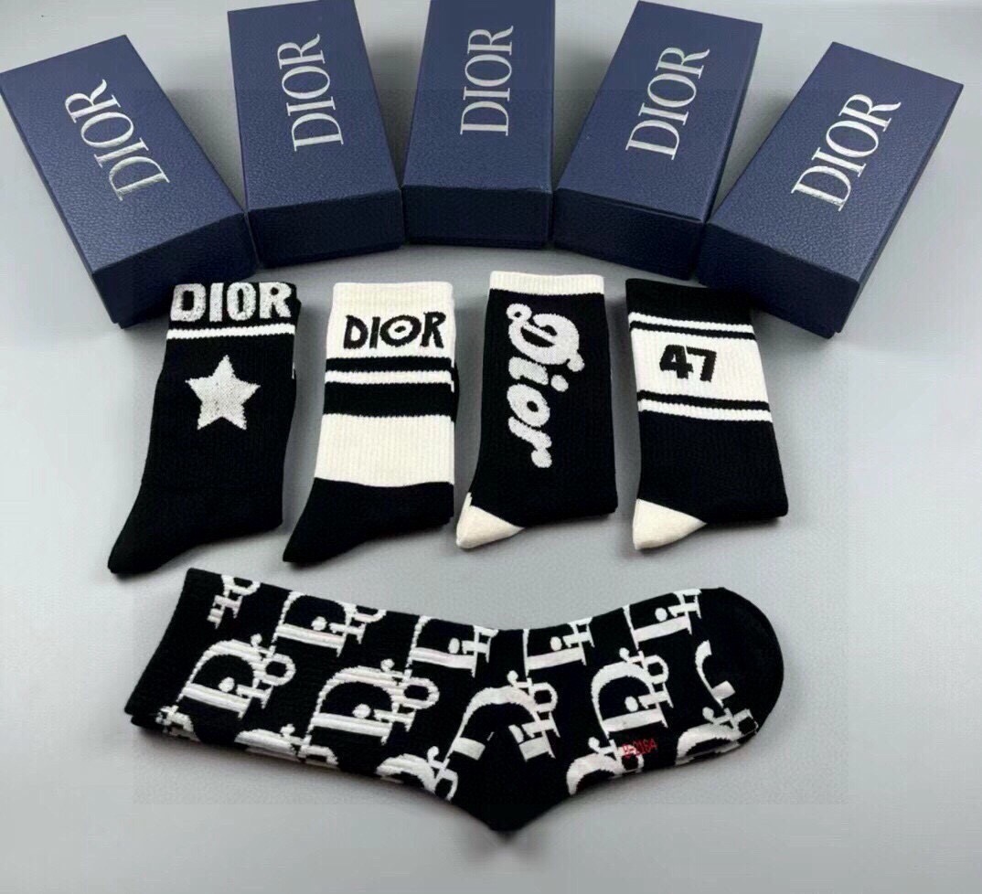 🆕Dior · 迪奥❗️D家新品女款中筒袜子❗️【一盒五双】纯棉材质，上脚柔软舒适，满满的老花经典log